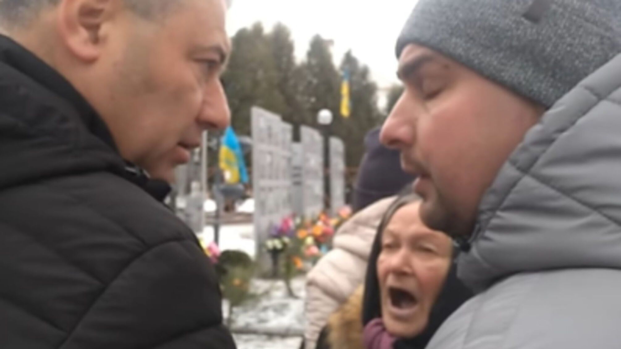 На Сумщині очільник міста і начальник РВА побилися на Алеї Слави