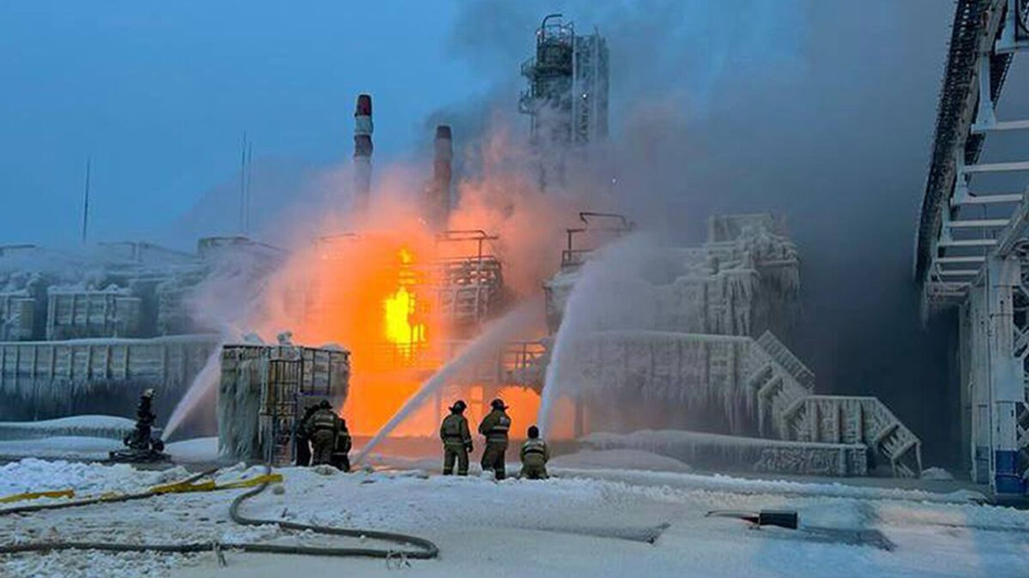 Пожежники гасять пожежу на заводі 'Новатек' в Усть-Лузі