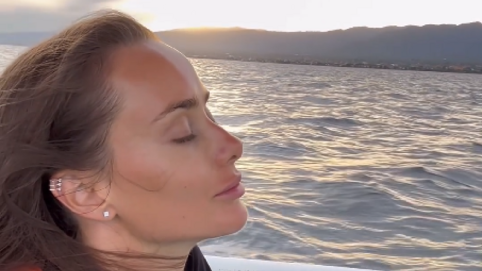 Дельфины и водопад: Ксения Мишина показала, как отдыхает с сыном