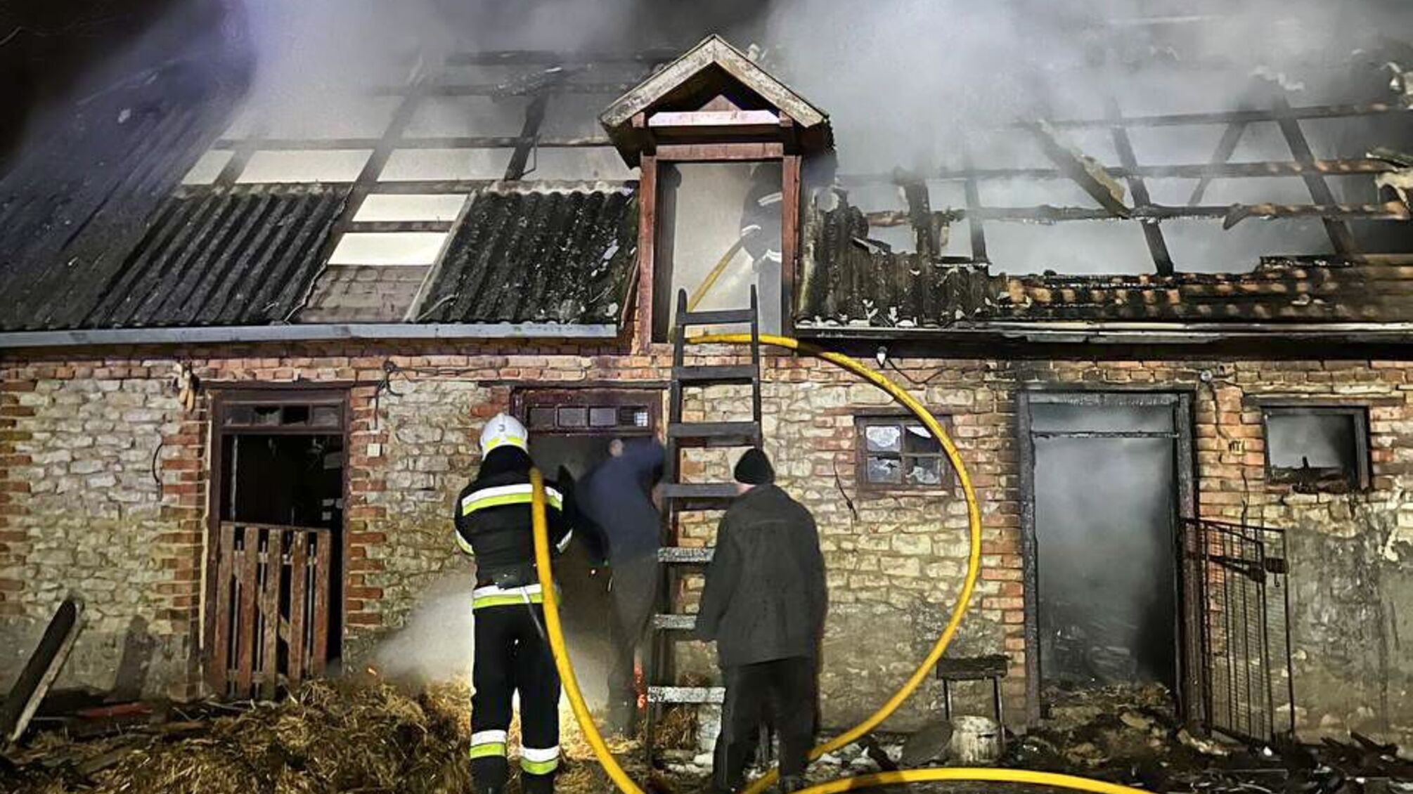 Згоріли 500 кг корму і дах: у Тернопільському районі спалахнула будівля (фото) 