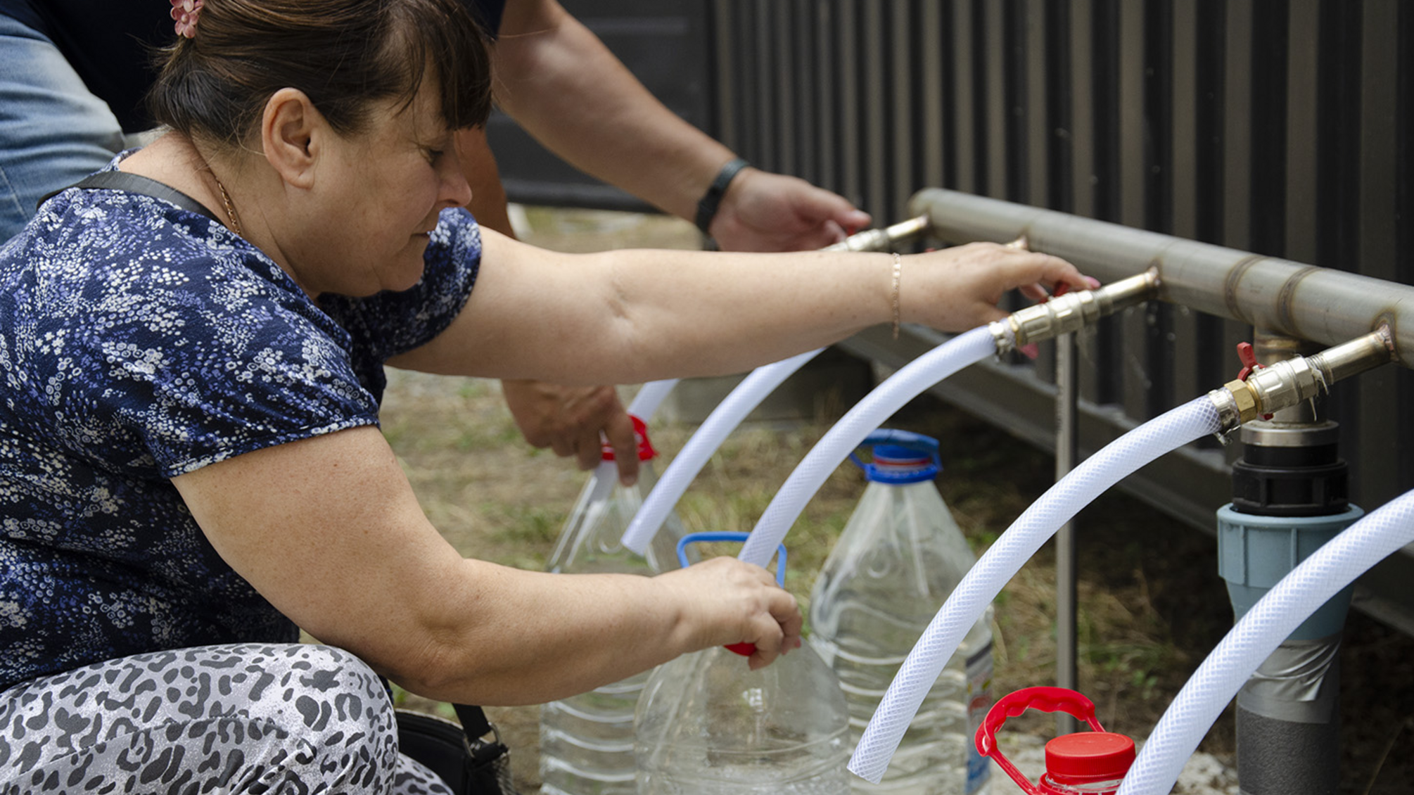 В Миколаєві чоловік побив комунальника, який роздавав питну воду