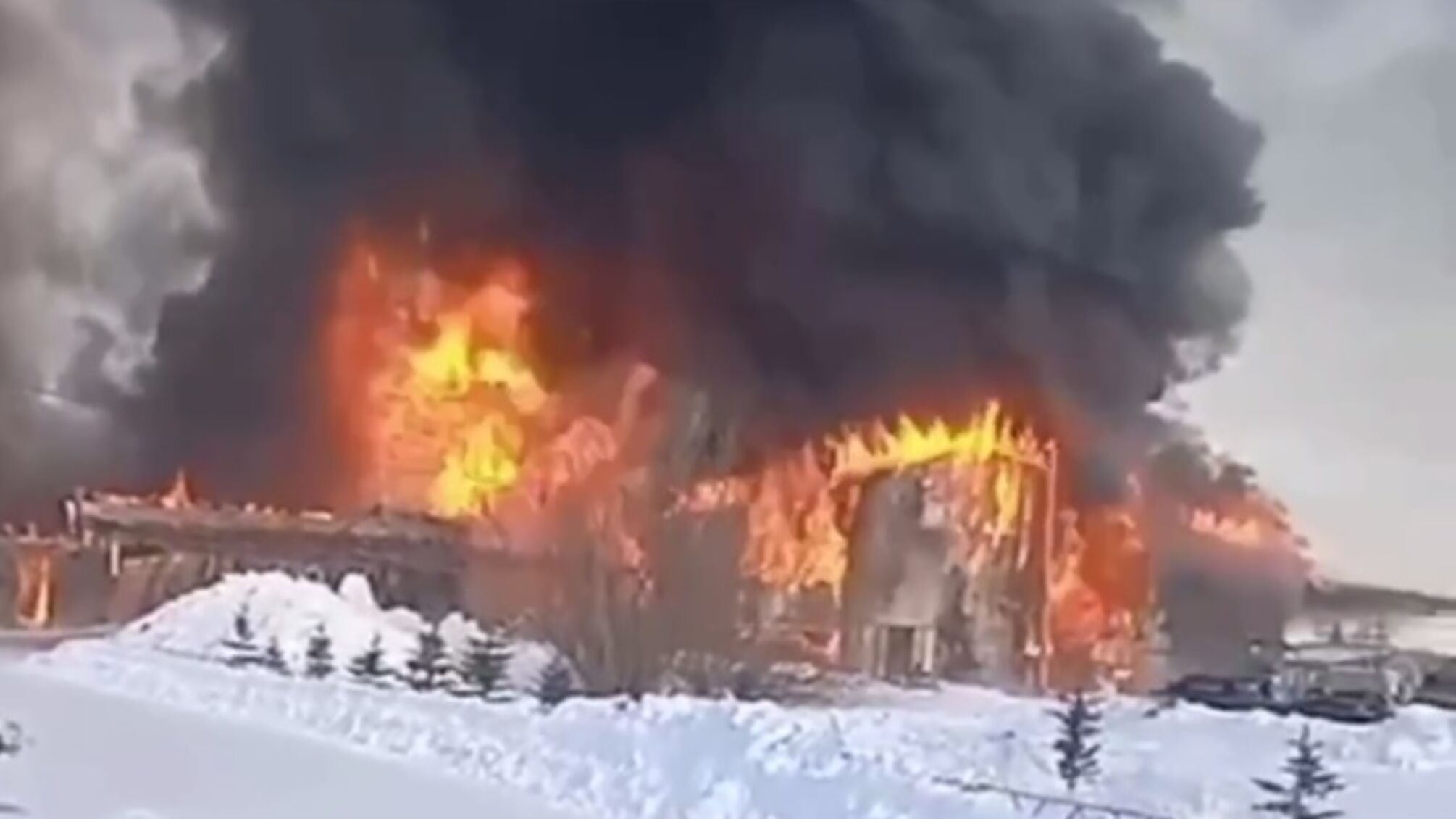 В России укрощают пожар в цехе по производству аэроволнов