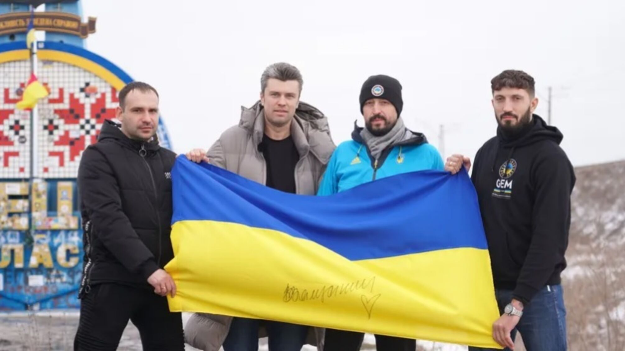 На передову доставили 'Штучні нирки' та портативний пристрій для реанімації