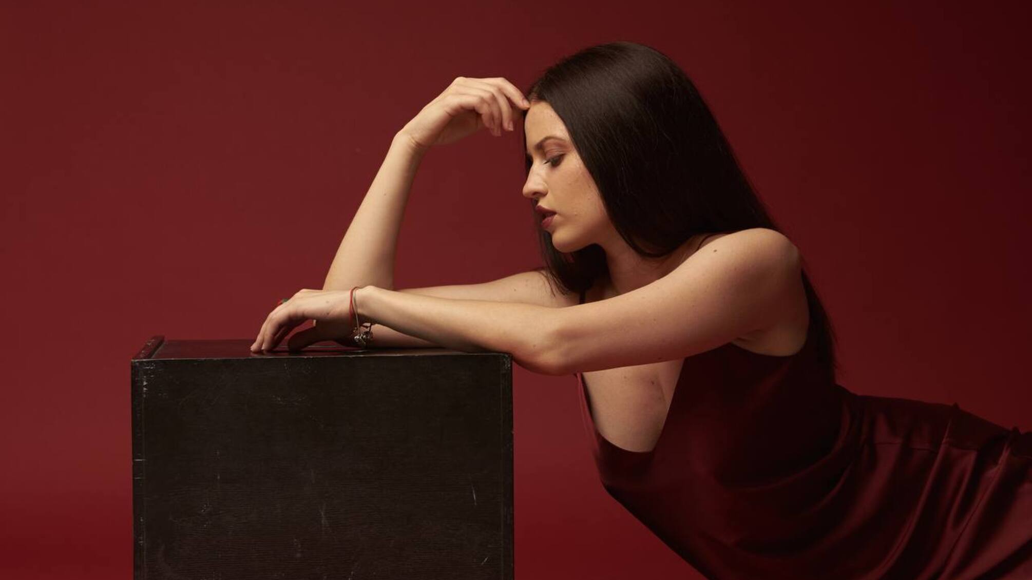 Переживання перед розривом: інтимна лірика в новій пісні Mari Cheba 'Тягне'