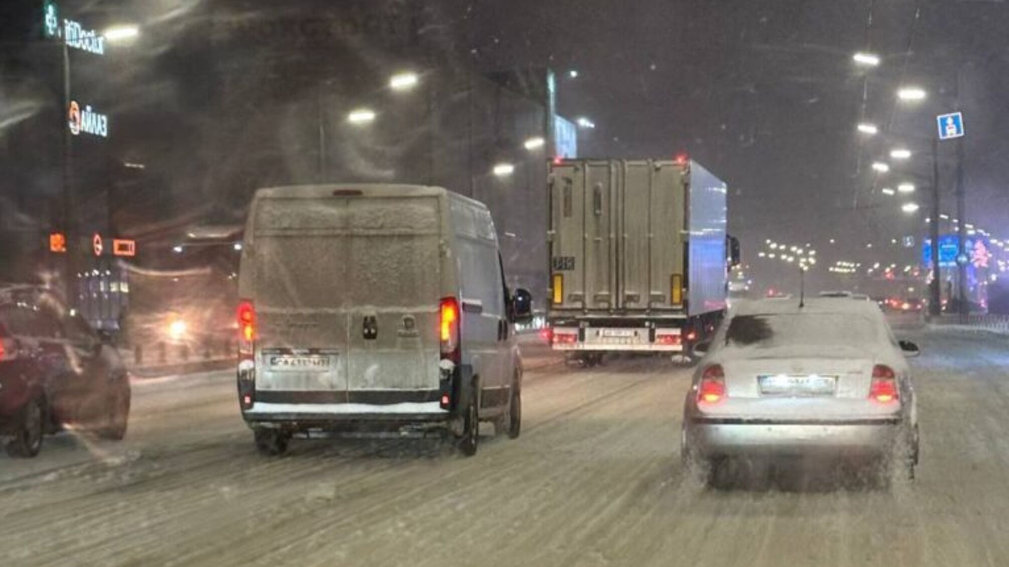 На дорогах у столиці намело чимало снігу, через це по місту багато ДТП