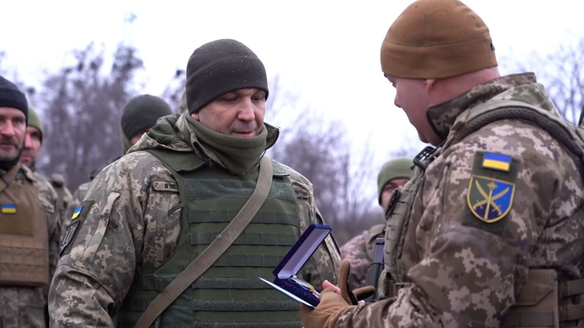 Генерал-лейтенант Сергей Наев наградил сбивавших ракеты стрелков.