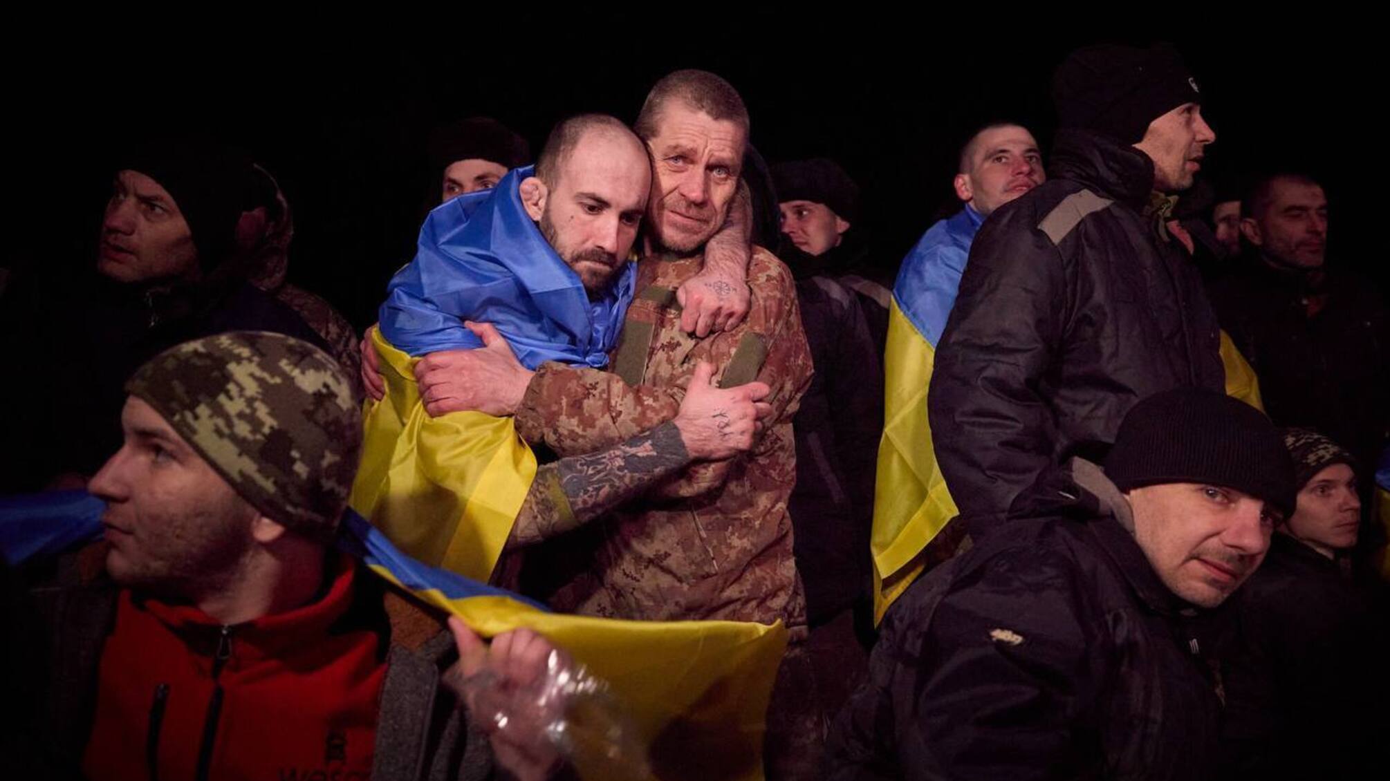 Большой обмен пленными: домой вернулись более 200 военных и гражданских украинцев