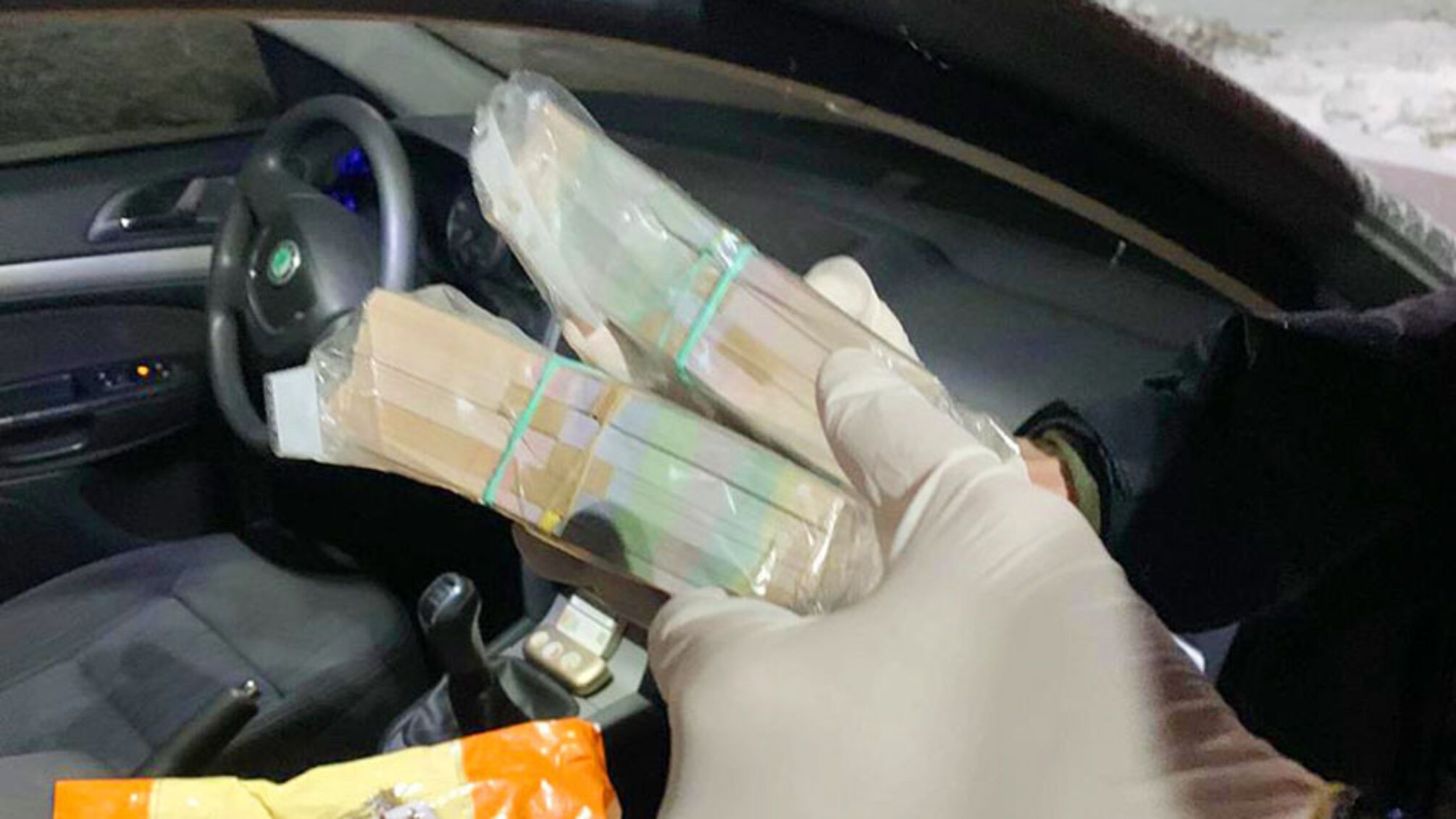 Поліція затримала посадовця, який вимагав хабар за ремонт доріг у Києві