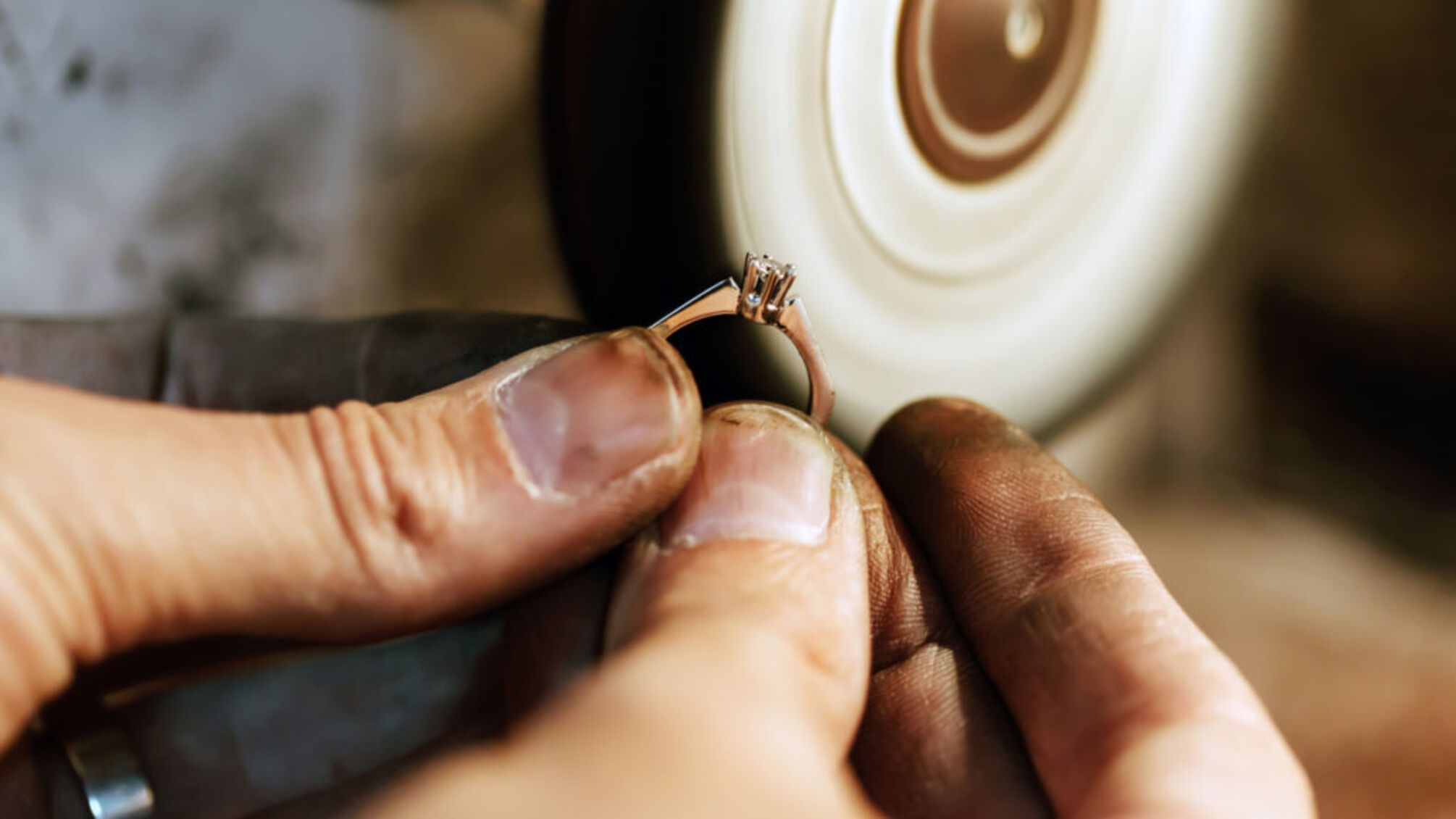 Ювелір робить перстень