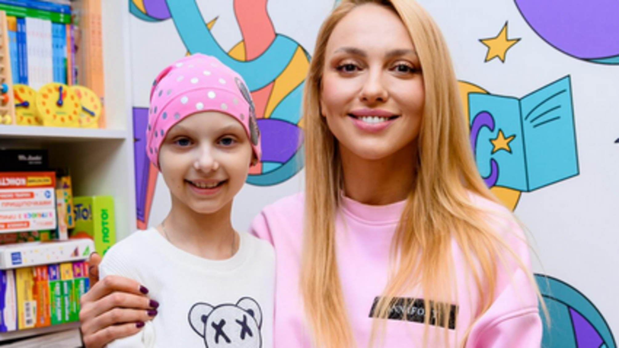 Пригласила на концерт и подарила куклу: Оля Полякова поддержала онкобольную девочку