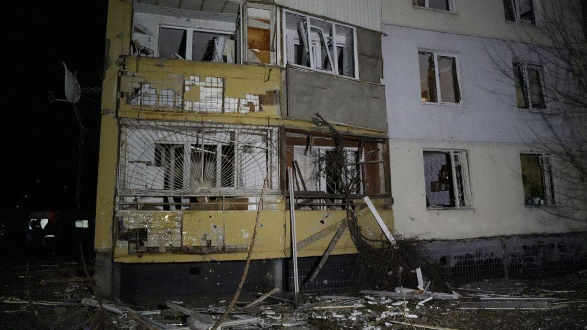 Вночі ворог атакував Харків – постраждали три людини (фото, відео)