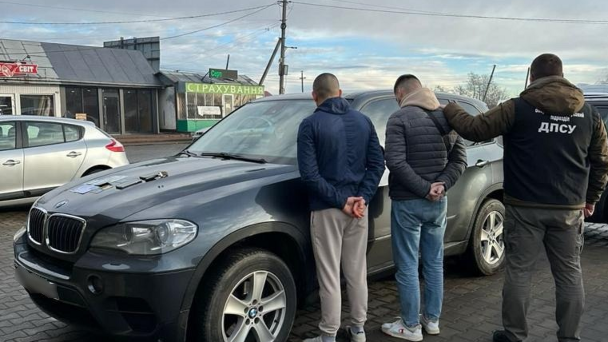У границы с Румынией задержали организатора и переправителя вместе с 'клиентом'
