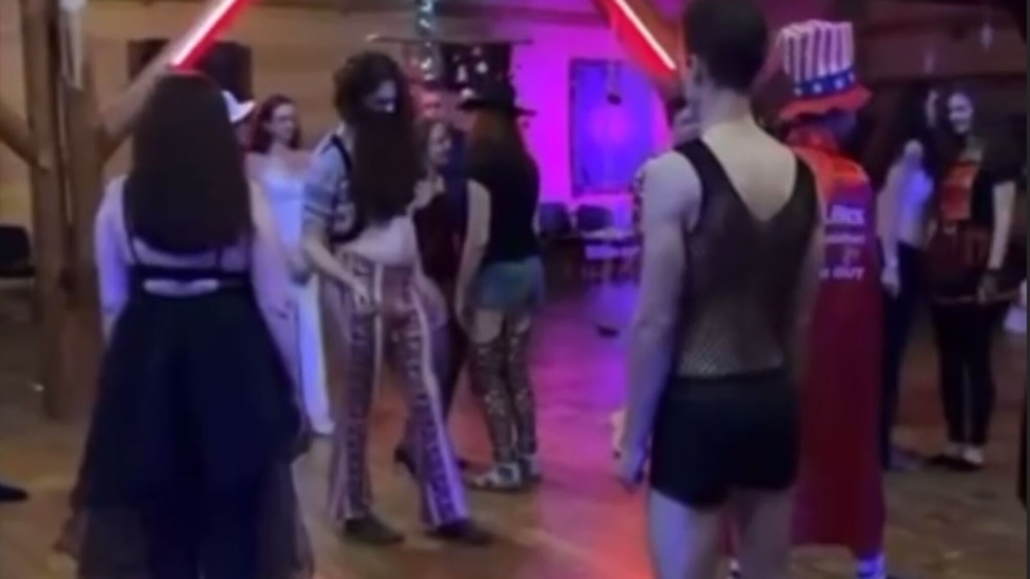 Учасники вечірки обслуговували себе самі відмовившись від персоналу