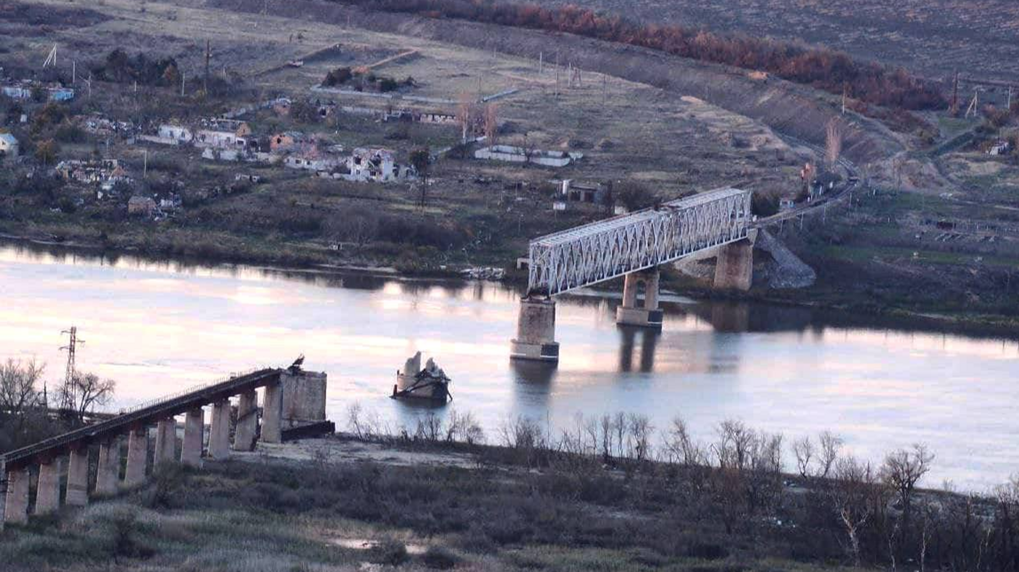 Зруйнований навпіл: у мережі з'явились свіжі знімки Антонівського залізничного мосту під Херсоном