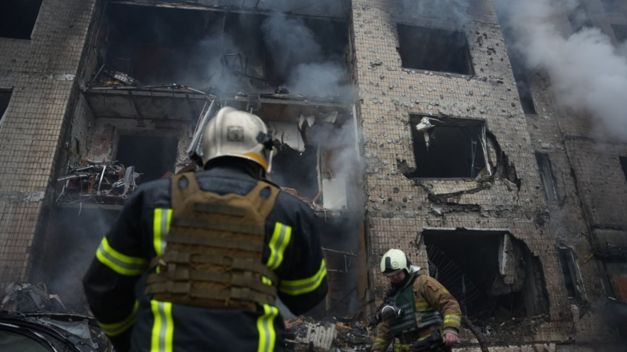 Массированная атака 2 января привела ко многим разрушениям в Киеве, спасатели ликвидируют последствия