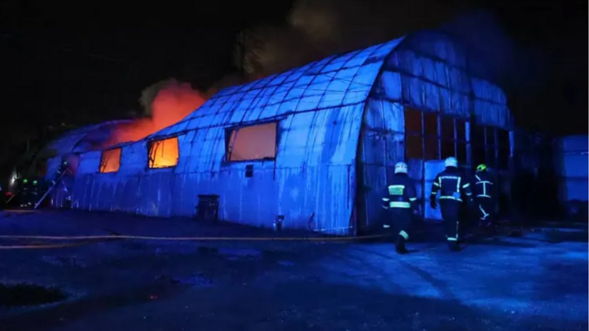 У Дніпрі спалахнула масштабна пожежа: горів ангар з автобусами