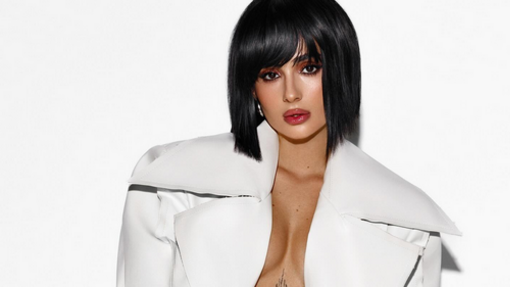 Анна Трінчер показала відверті фото в білизні та з новою зачіскою