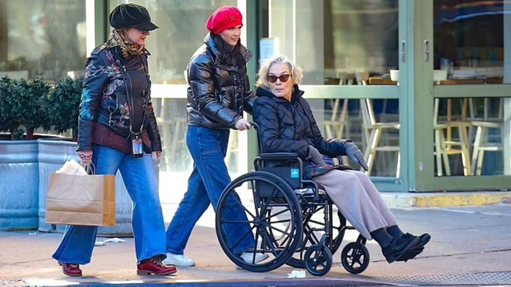 Зірку 'Американської історії жахів' Джессіку Ленґ помітили в інвалідному візку під час прогулянки