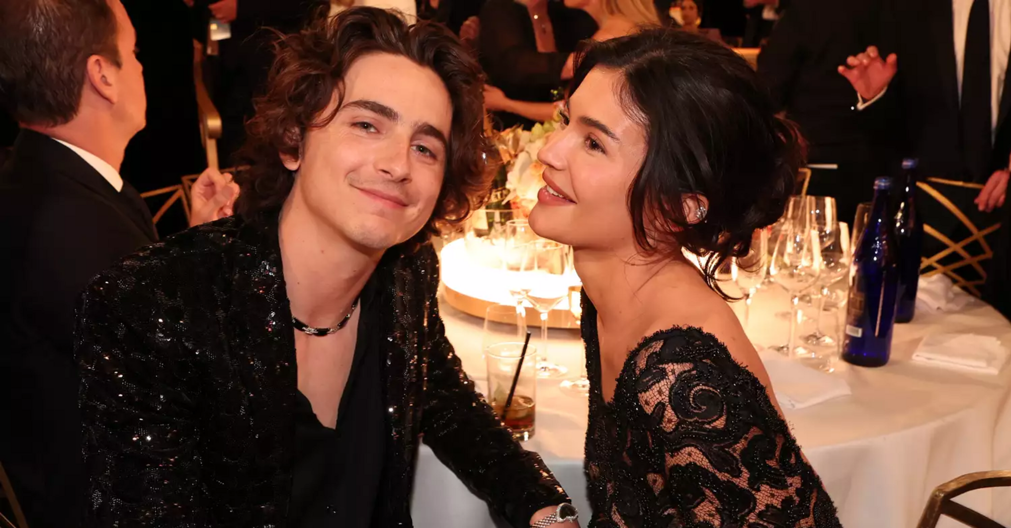 Күйеуі жұмыста болған кезде, пошташы әйелін трахает (порно) Секс қыздар және олардың кискалары