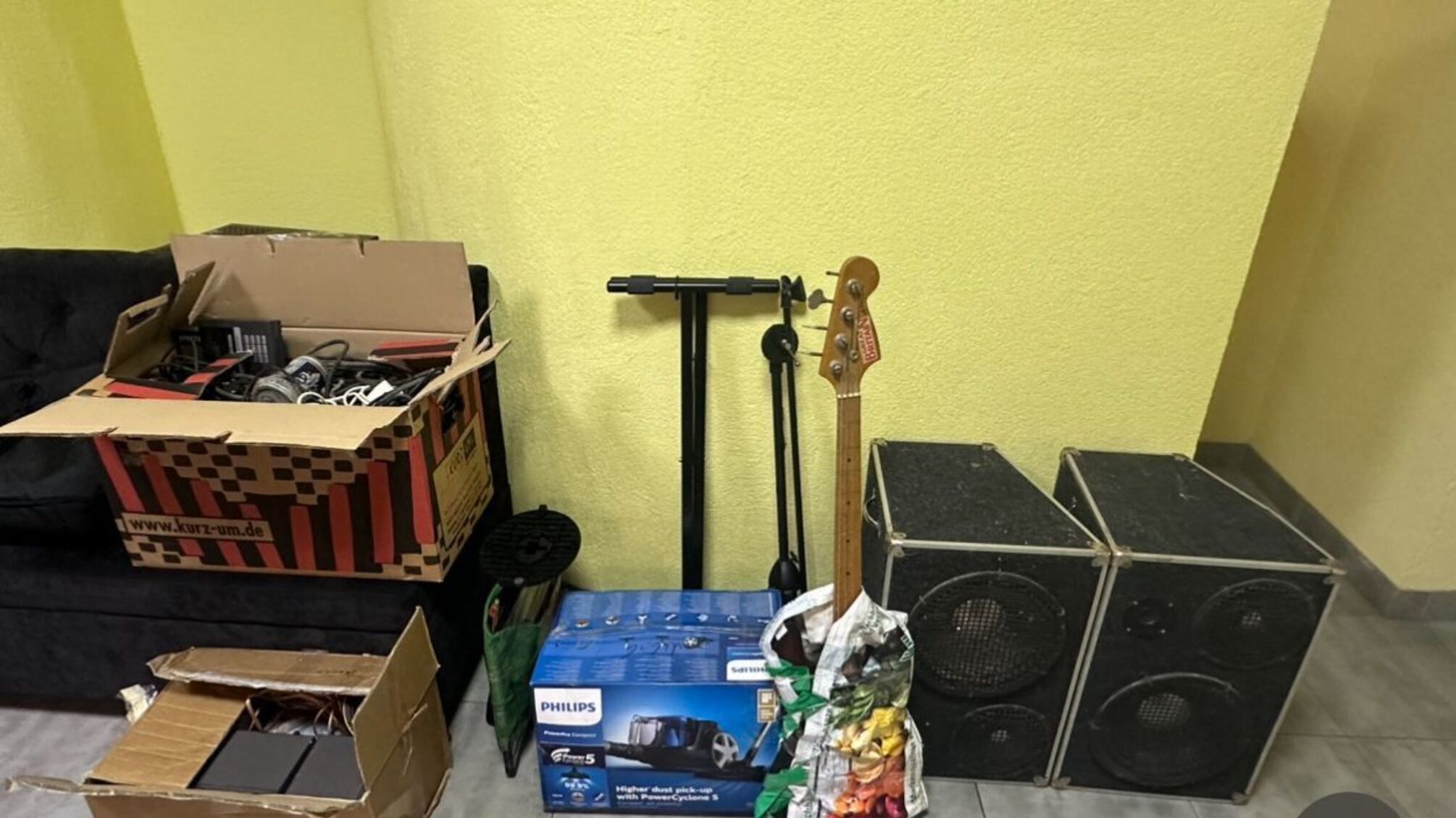 Волонтерский центр 'Защитим Украину вместе' собирает музыкальные инструменты и аппаратуру для благотворительных концертов