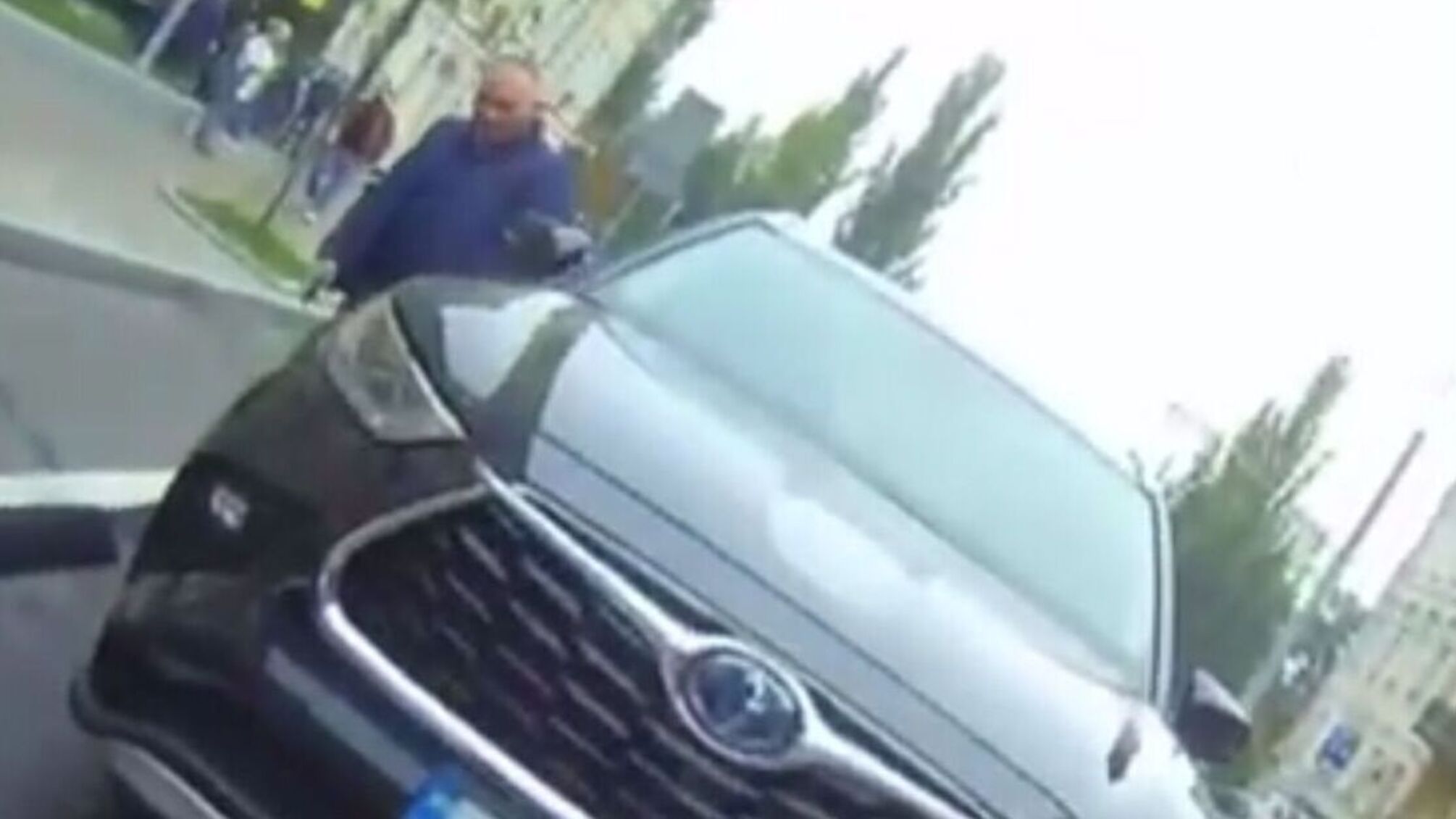 Водитель в Киеве избил инспекторку и обещал сломать нос из-за замечаний