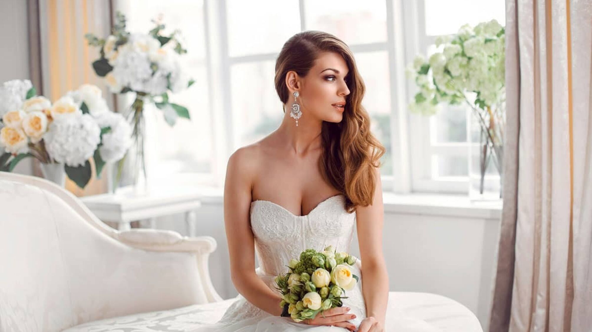 Аксессуары и стиль в свадебных прическах 2024: что обратить для идеального образа