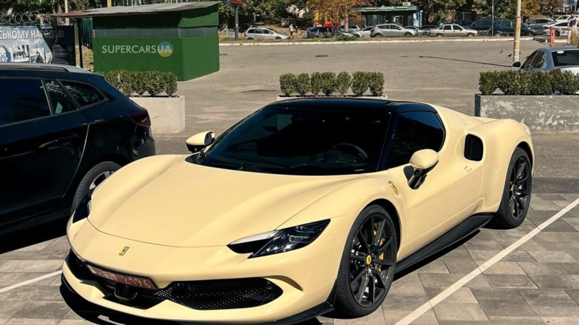 У Києві потрапив в аварію ексклюзивний суперкар Ferrari за 13 мільйонів