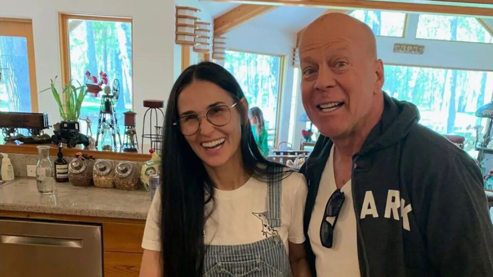 Демі Мур поділилася, як підтримує Брюса Вілліса в боротьбі з деменцією