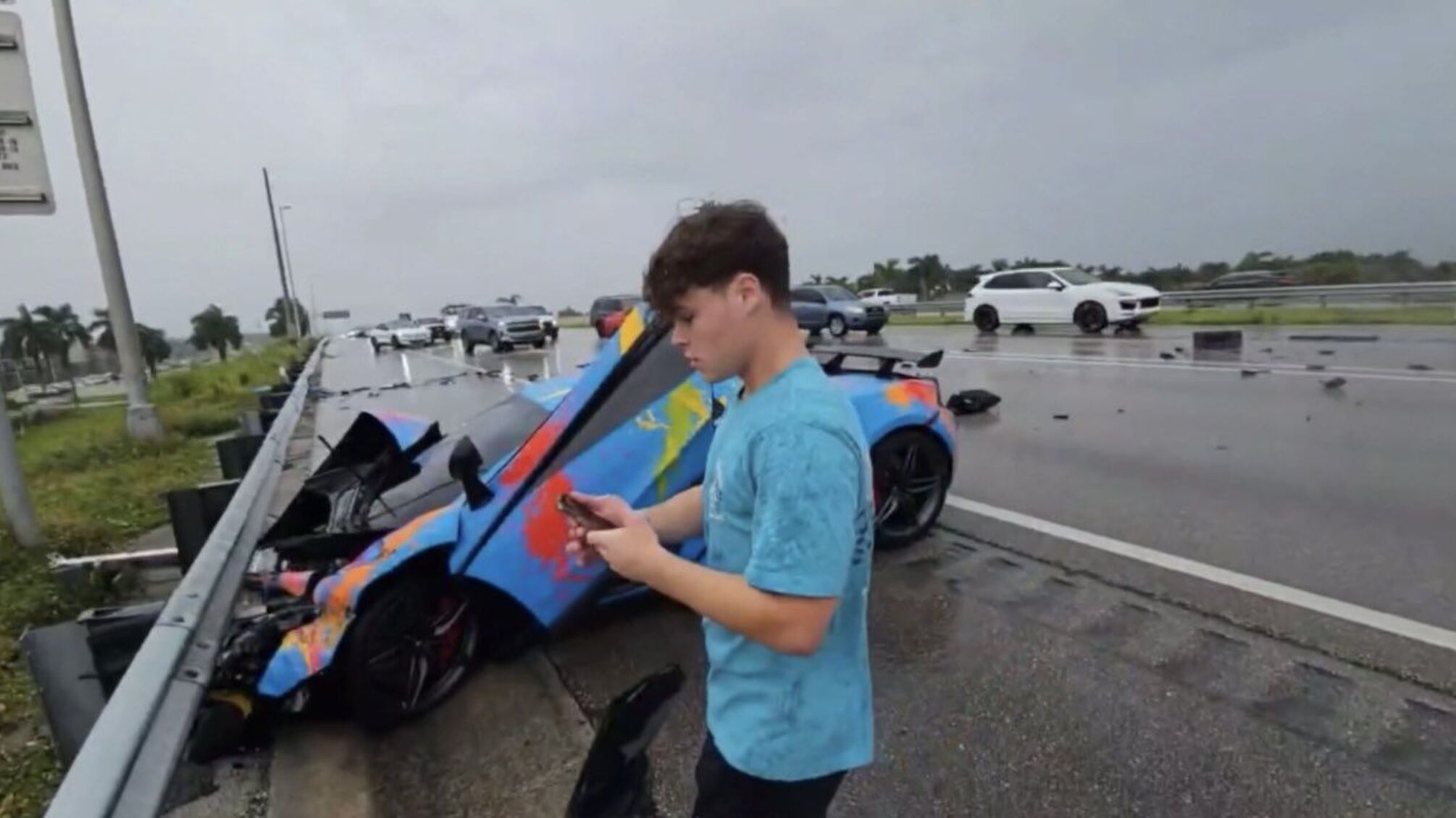 Стрімер розбив McLaren за $200 000 в ефірі та вмовляв пораненого оператора продовжувати зйомку