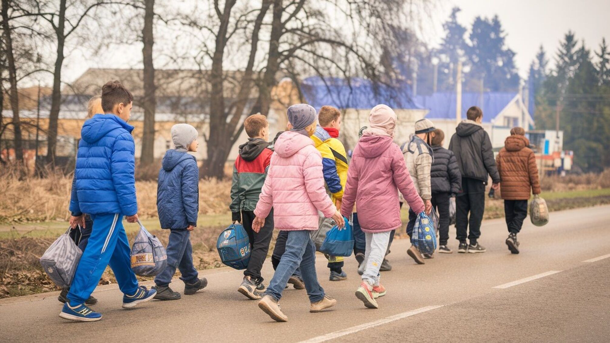 Опасность и нестабильность: причины массового выезда детей из Украины