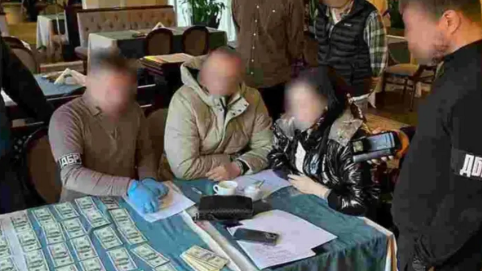 Митника, спійманого на хабарі, поновили на посаді та призначили йому грошову компенсацію