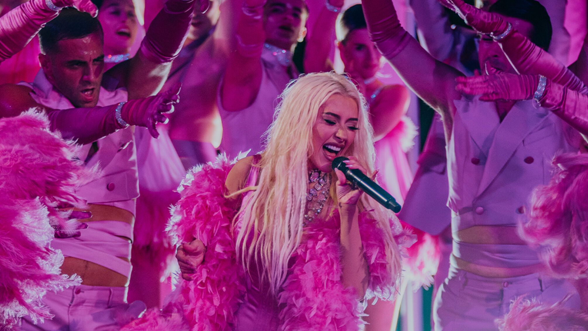 Кристина Агилера представила новый элегантный образ