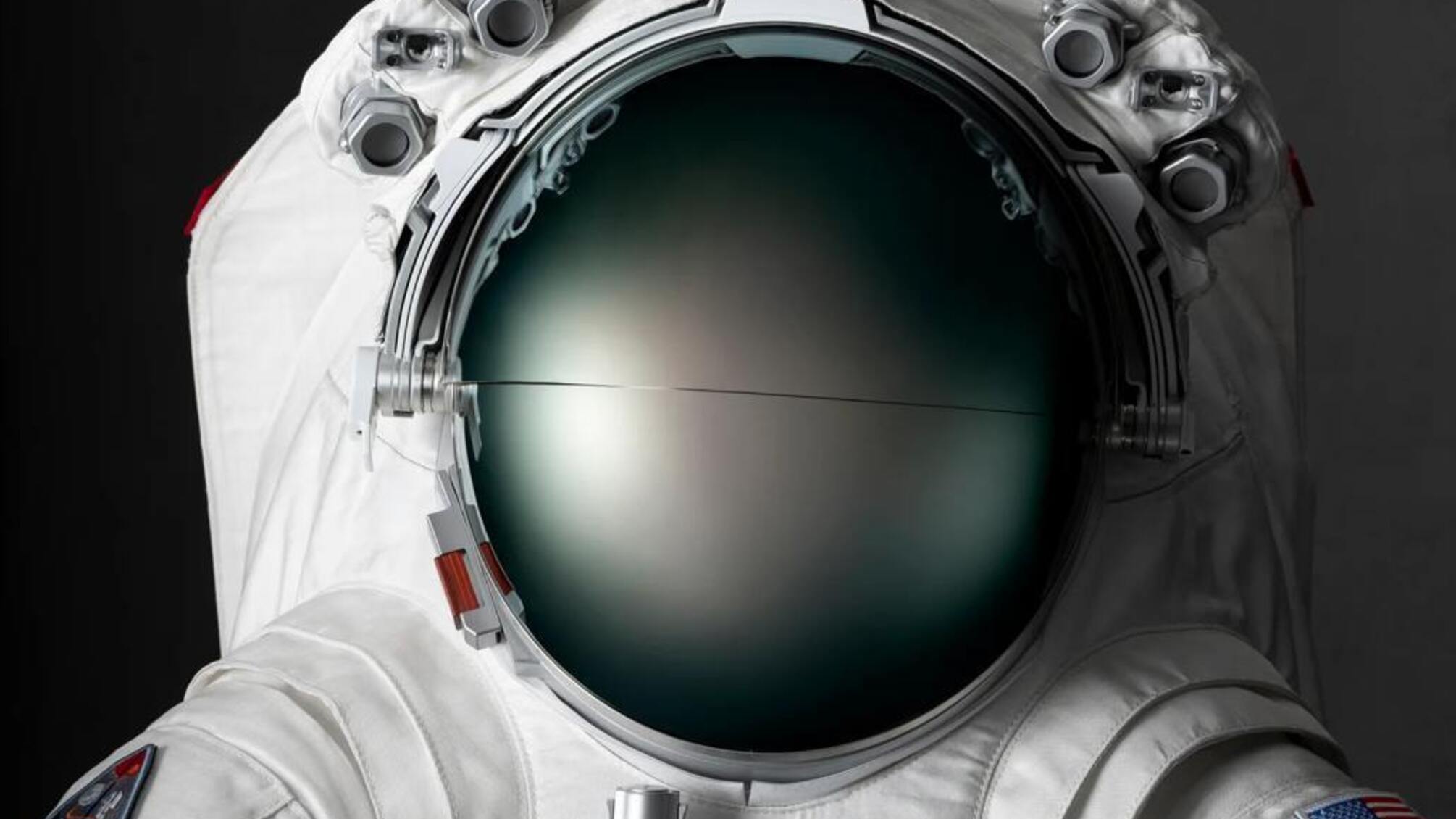 Астронавти прогуляються по Місяцю в Prada: презентовано жіночий скафандр для місії NASA