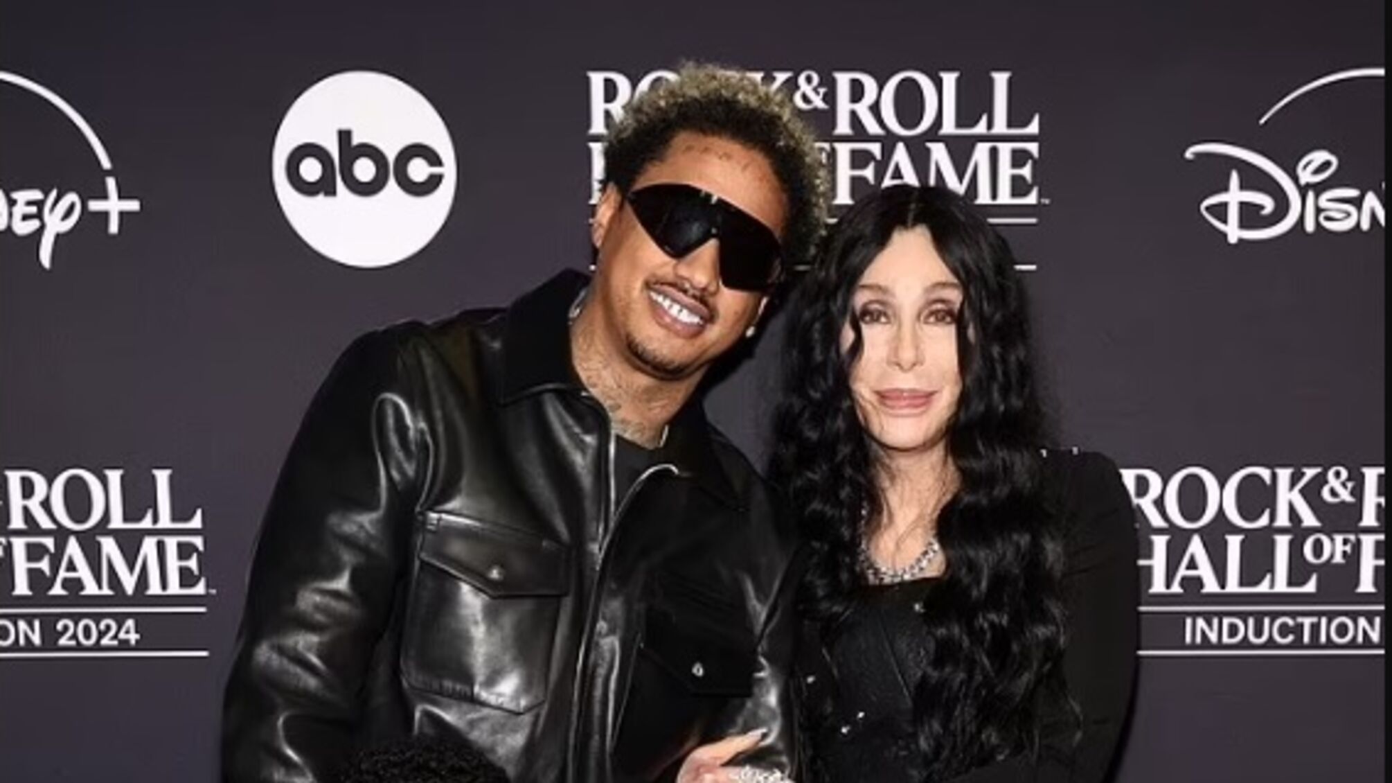 Шер и ее молодой любимый вышли в люди на мероприятие, посвященное музыке.