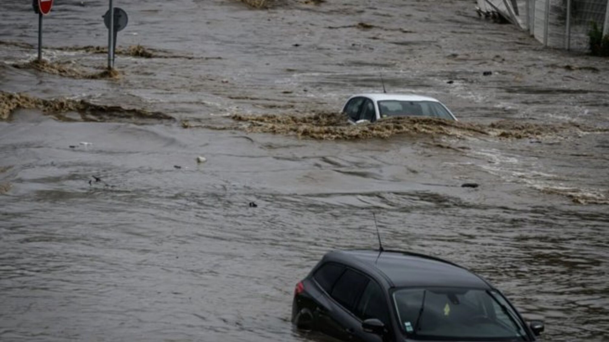 Проливные дожди затопили улицы: власти закрывают школы в Италии и Франции