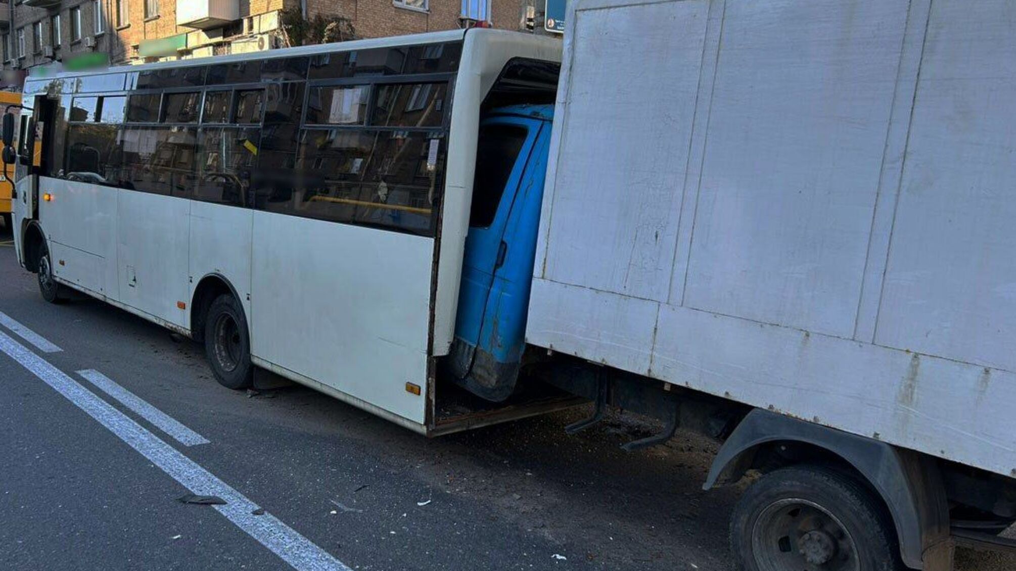 Дорожная авария на Вадима Гетьмана: многочисленные пострадавшие, движение транспорта ограничено