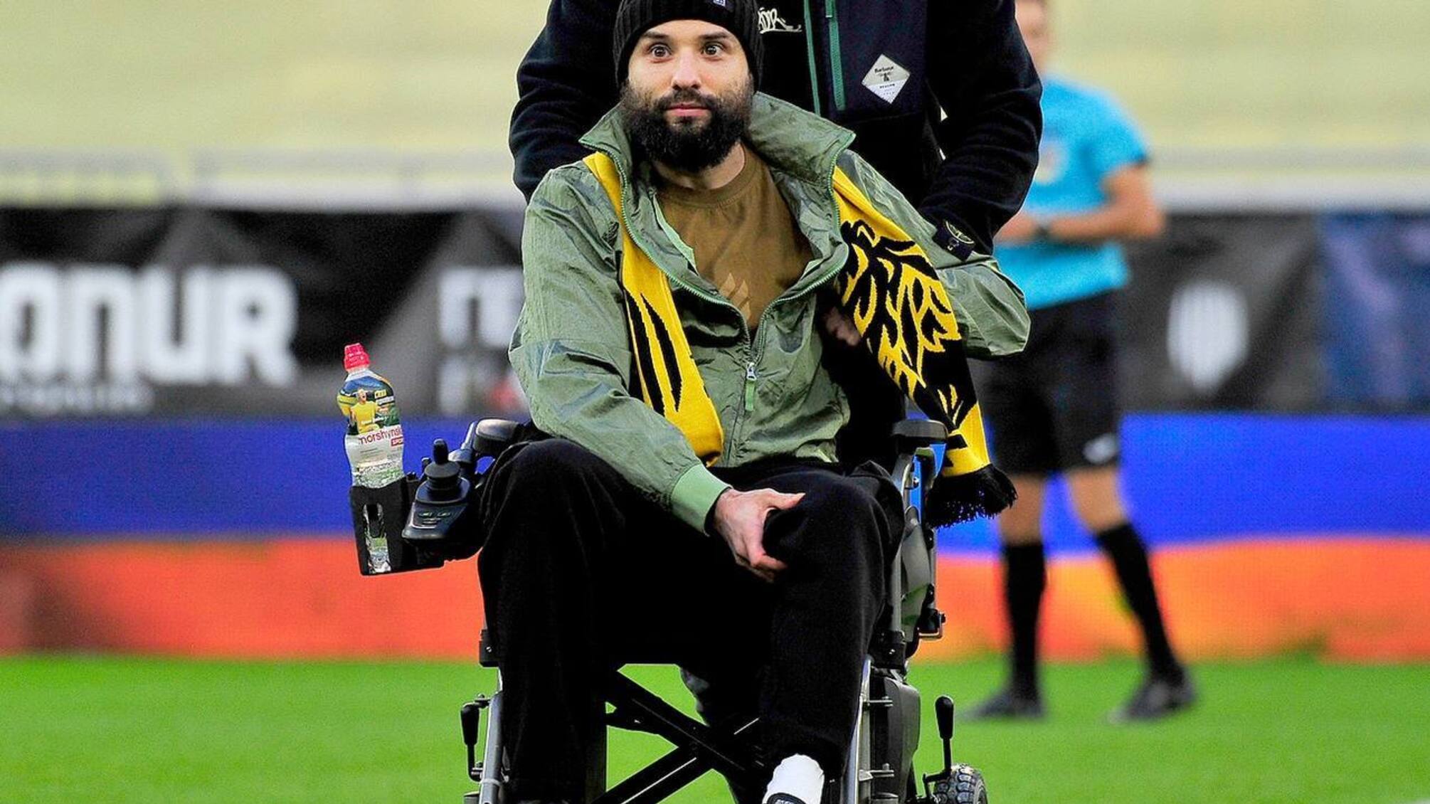 Військовий Віктор Розовий зробив перший удар у матчі між «Рухом» та «Карпатами»