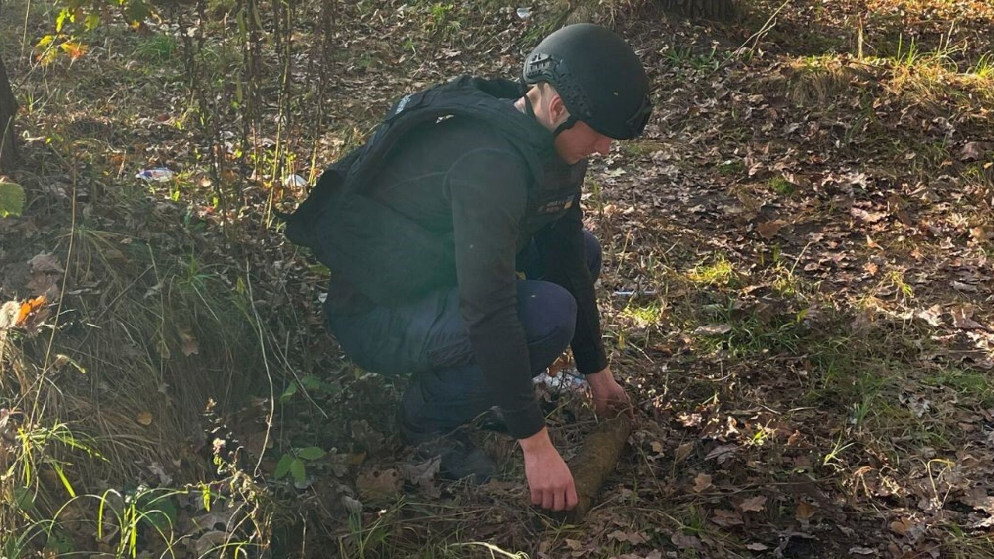 На Київщині чоловік знайшов артилерійський снаряд у лісі