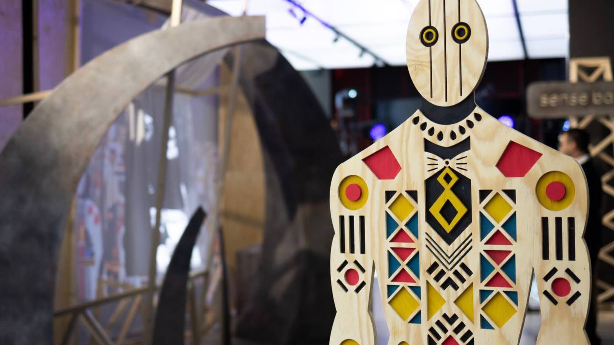 Сучасність зустрічає спадщину: в Києві відкрили інсталяцію 'Лесь Курбас і ШІ'