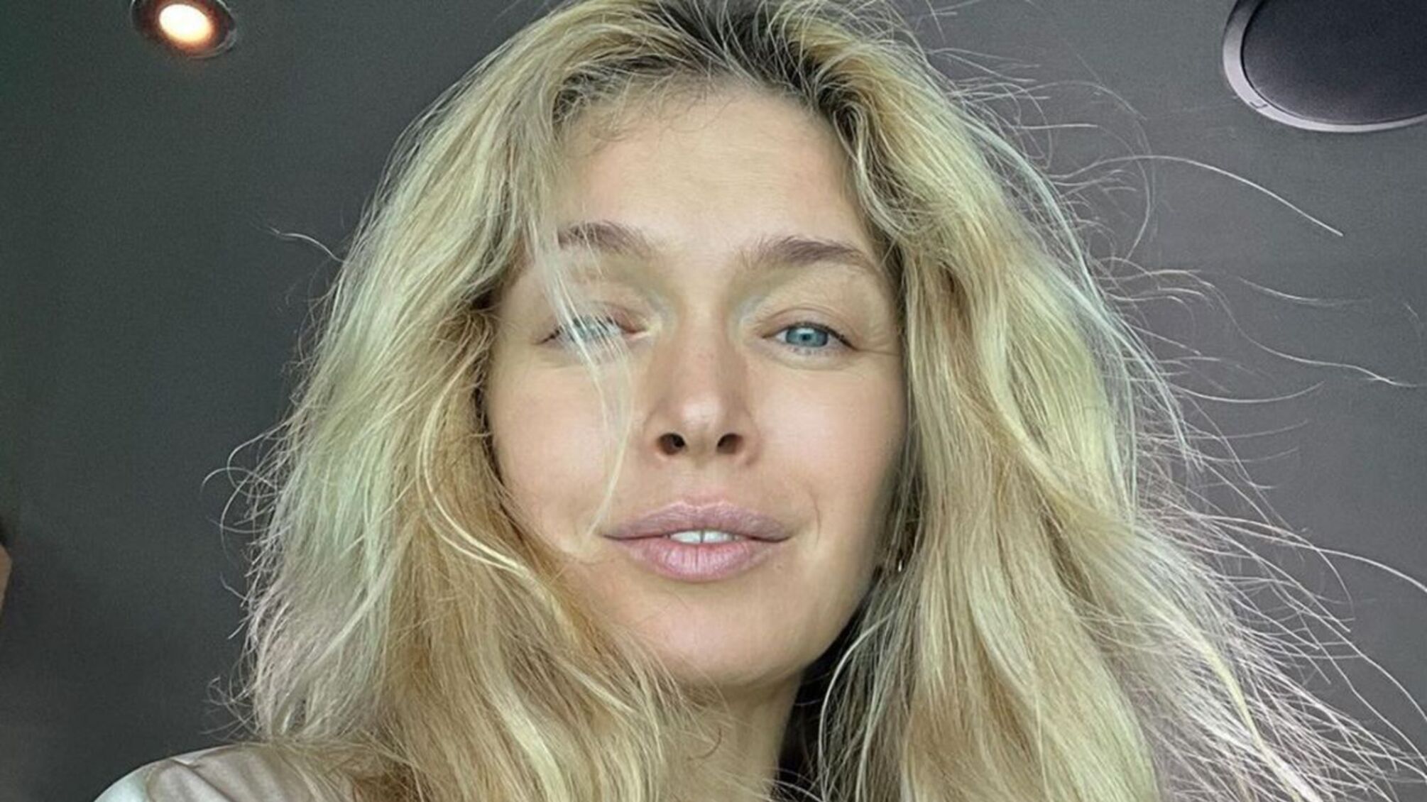 Ко Дню железнодорожника: Вера Брежнева поддержала Укрзализныцю, став проводницей