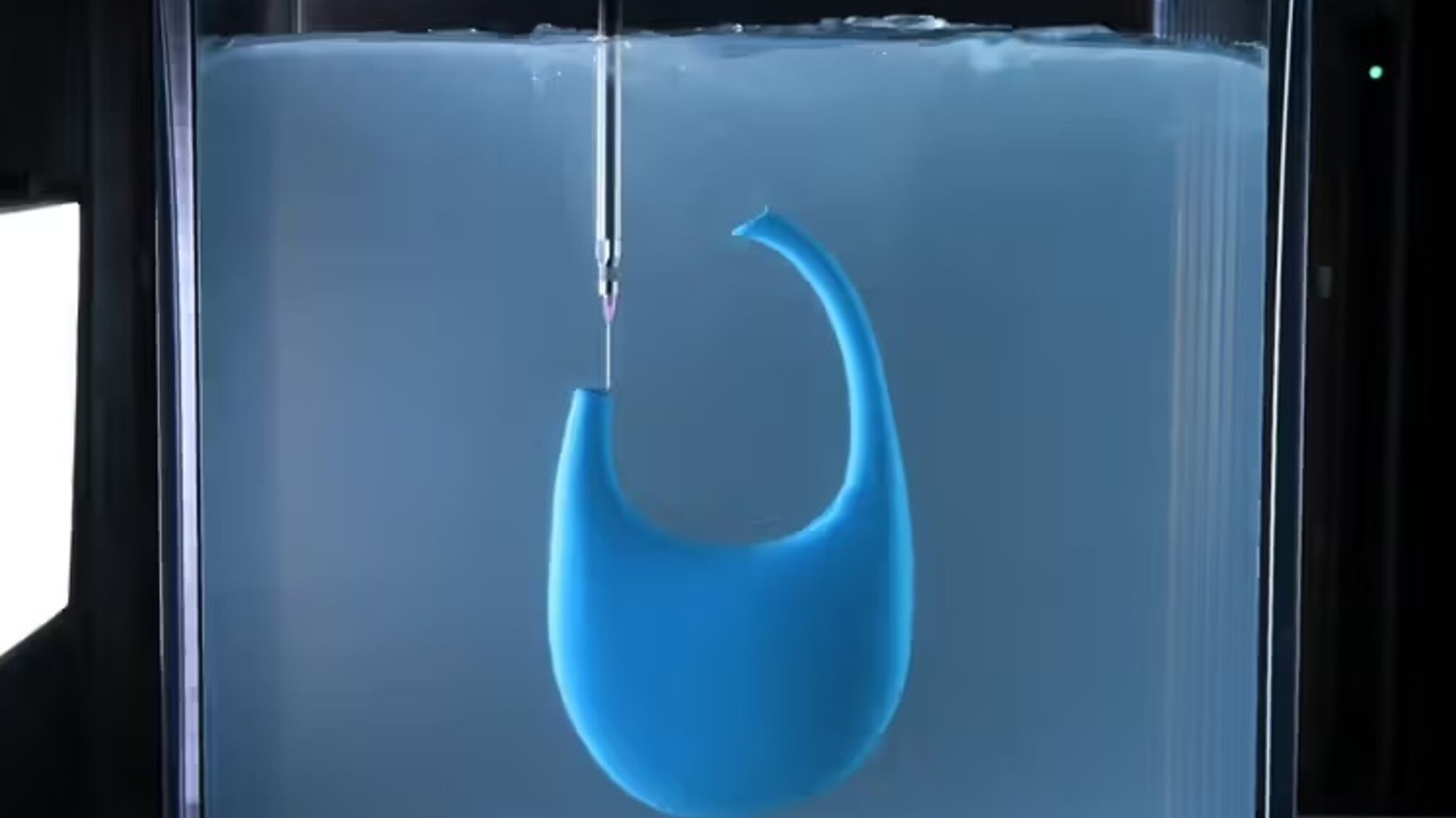 Coperni представили новую сумку Swipe Bag в стиле Диснея, напечатанную на 3D-принтере