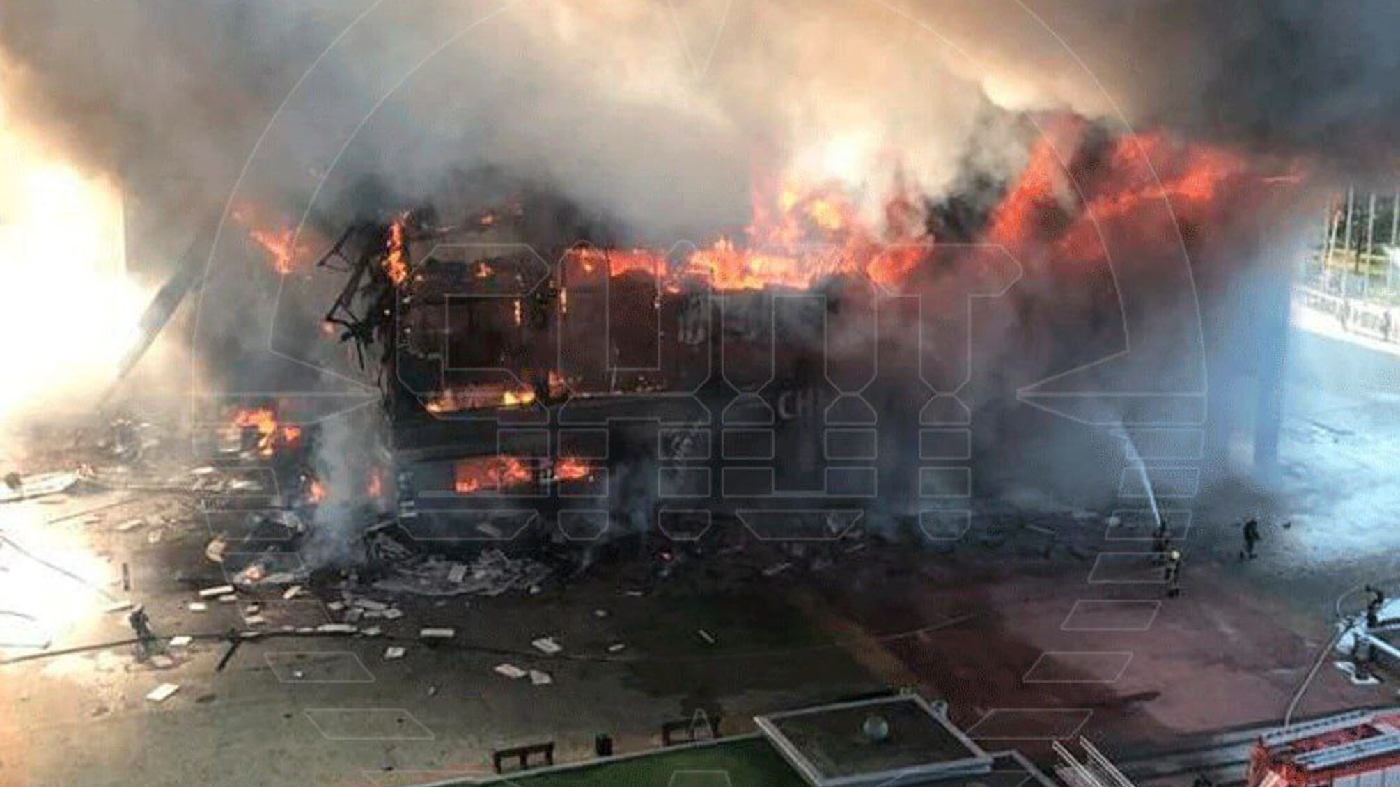 Горящий театр в Хабаровске: огонь охватил 4000 квадратных метров