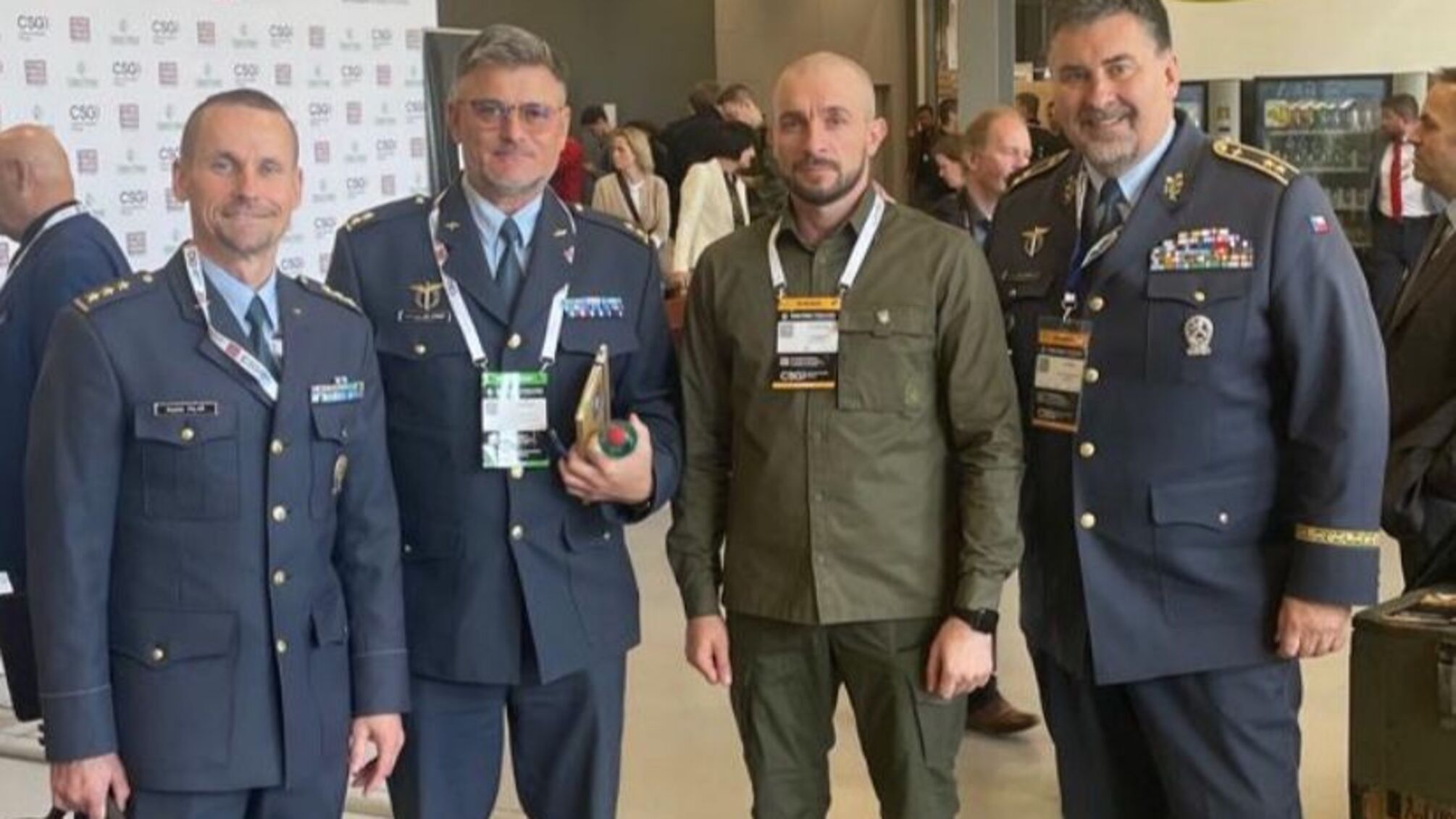 Стопкорівець Сергій Усов (другий зліва) на міжнародному Форумі у Празі