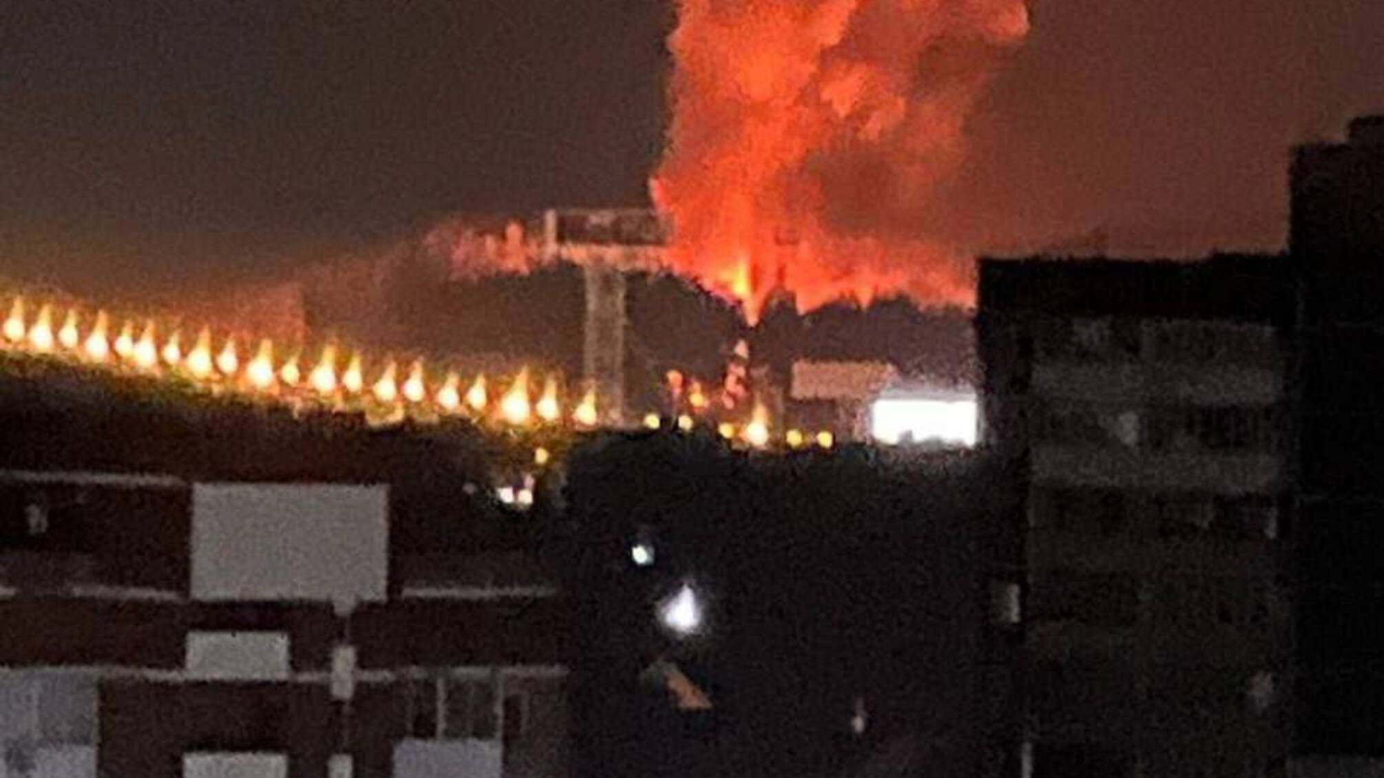 У Києві сталася пожежа у багатоповерхівці через падіння уламків ворожого дрона