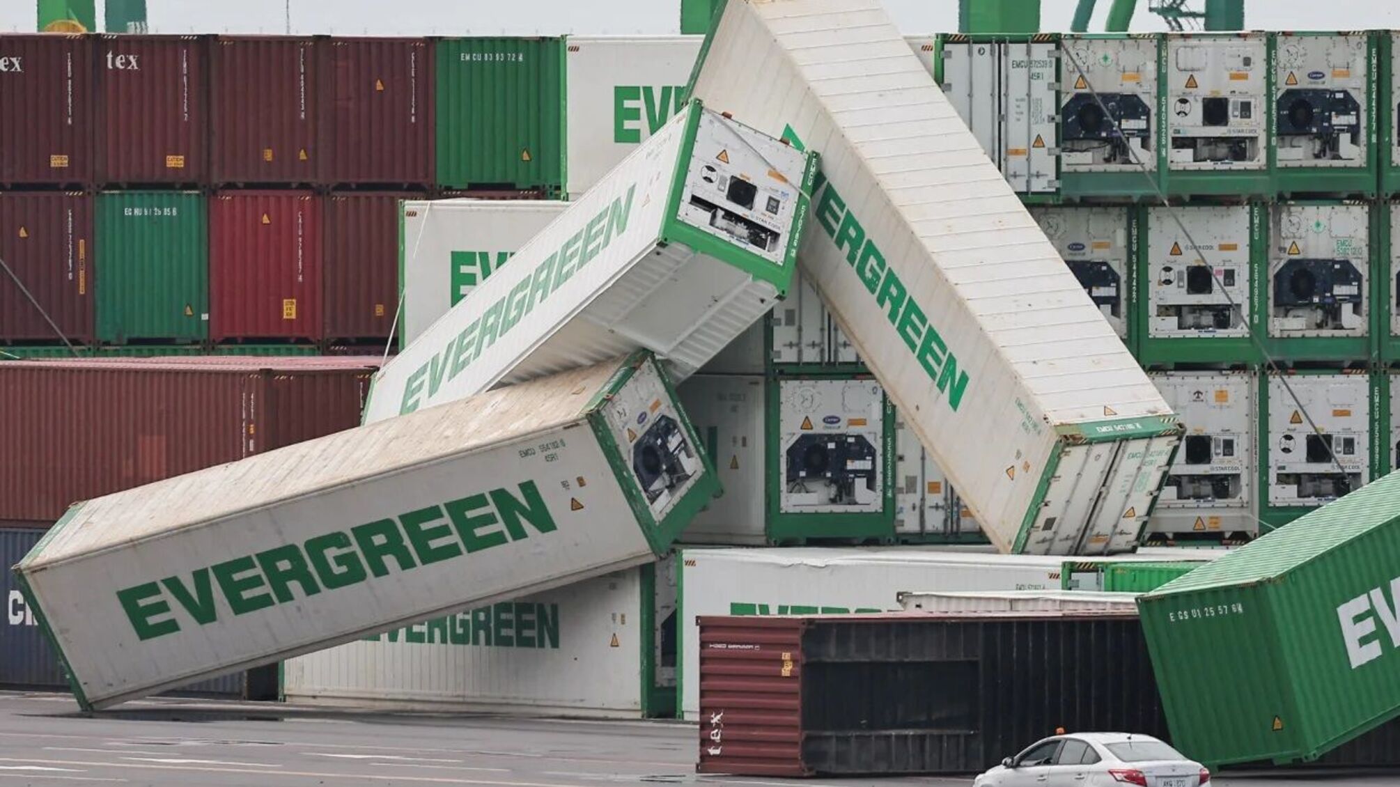 Тайфун 'Кратон' нанес удар по Гаосюну: штормовые ветры и сильные ливни бушуют на острове