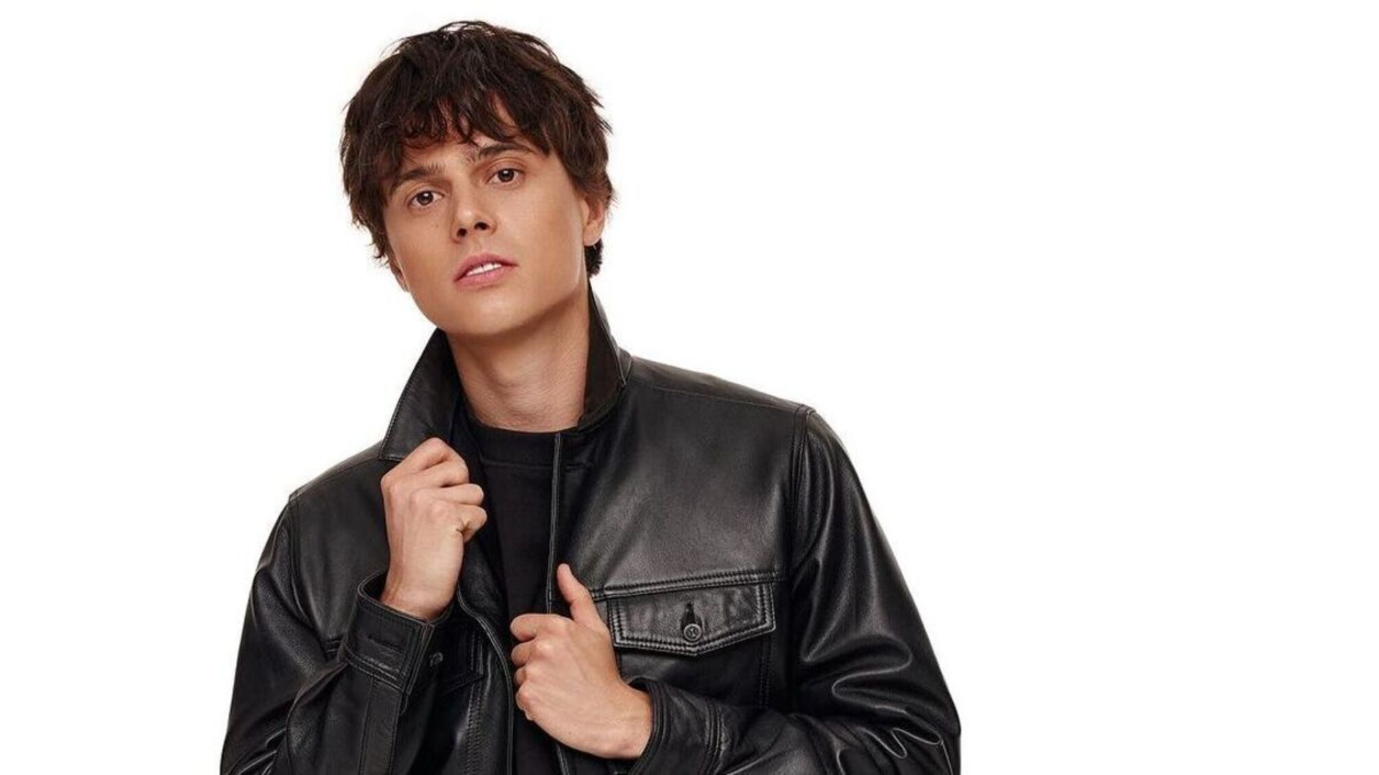 Үлкен қынапты және қалың жамбасты жалаңыз Конформист емеспен өрескел секс