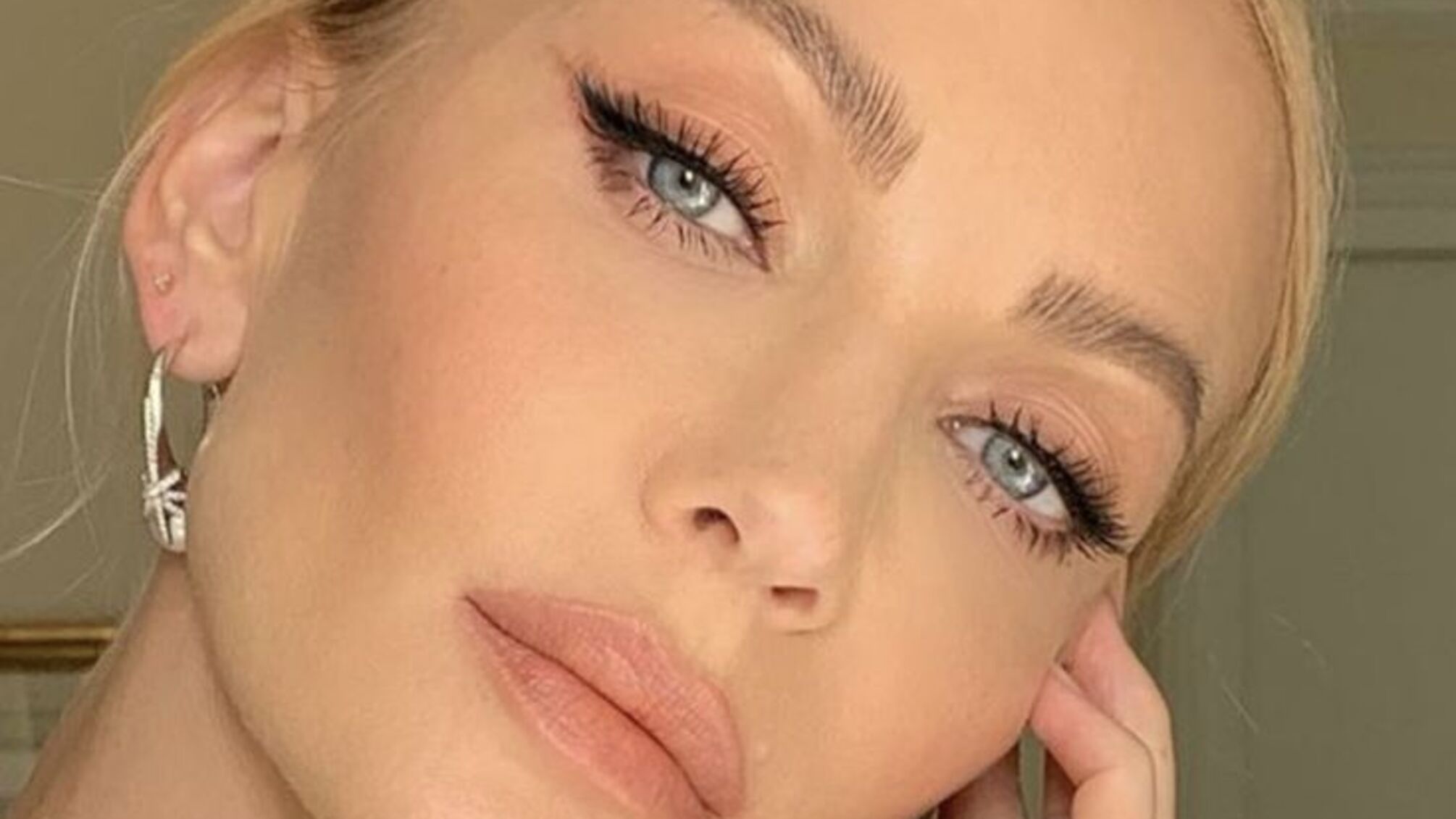 Всі нюанси ідеальних стрілок: прості кроки для бездоганного макіяжу очей