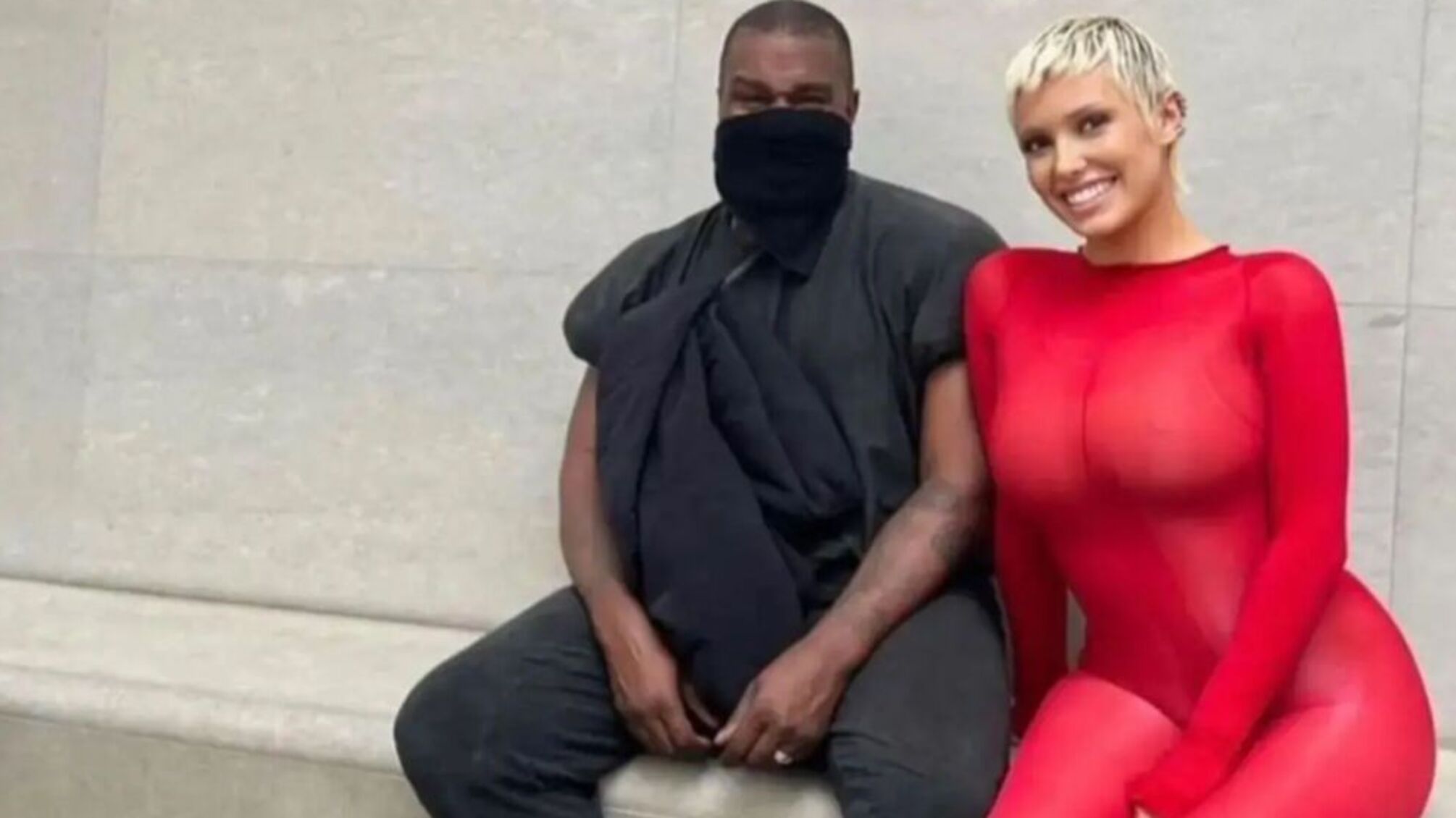 Канье Вест и Бьянка Цензори опровергли слухи о разводе совместным шоппингом в Токио (фото)