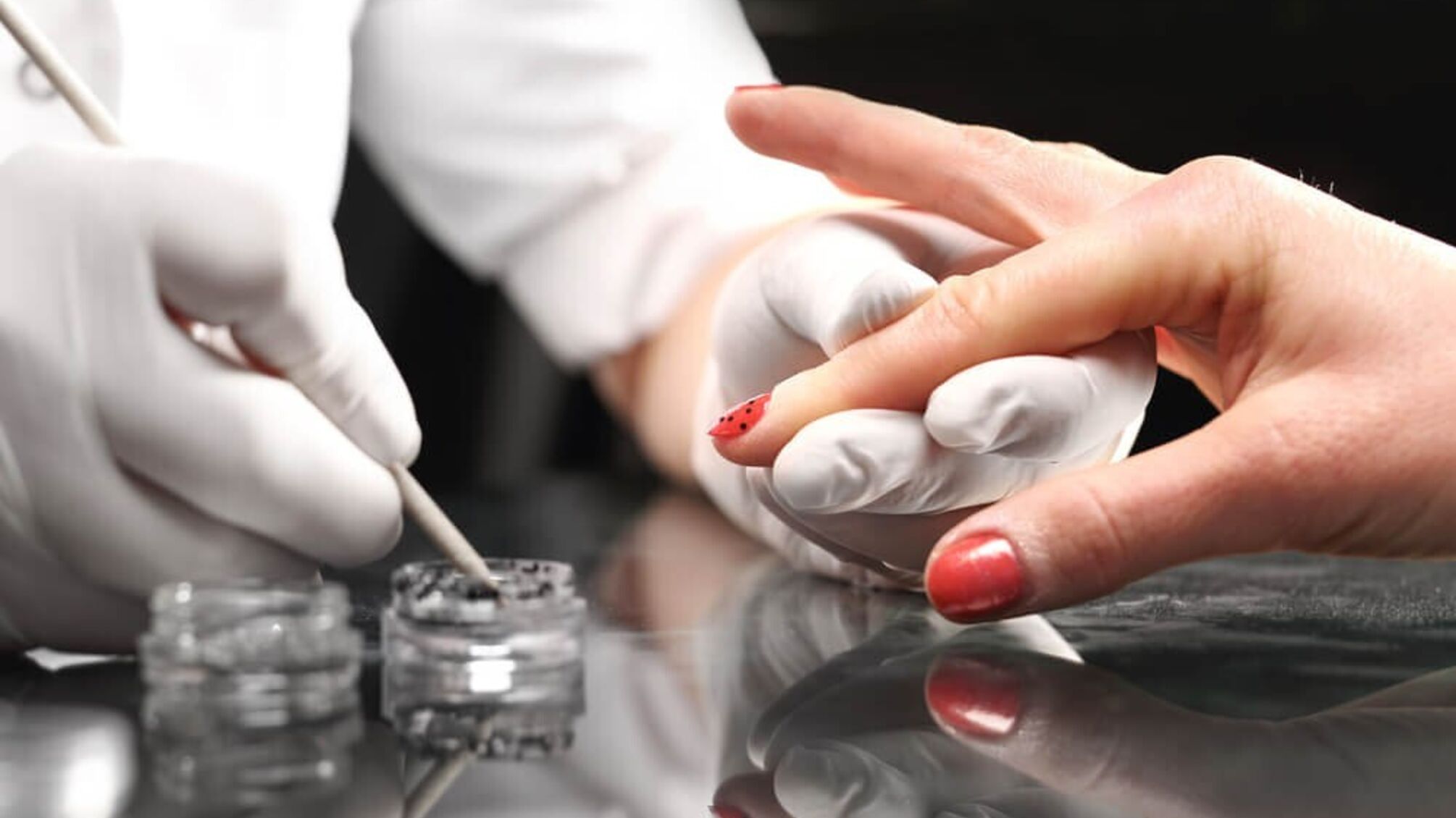 Блискучі відтінки манікюру: нові віяння у світі нейл-дизайну