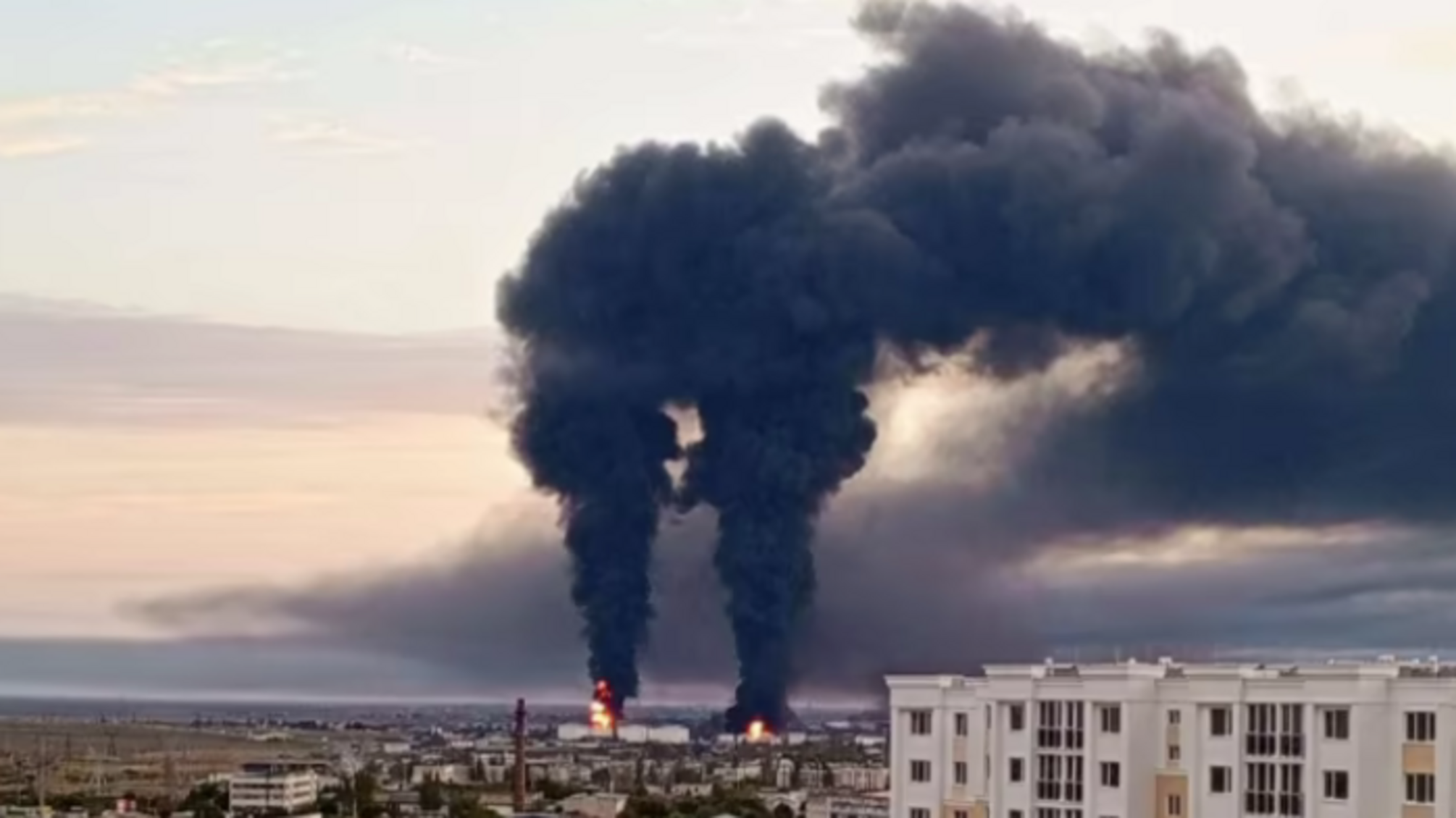 У Феодосії на атакованій Силами оборони нафтобазі спалахнула ще одна цистерна